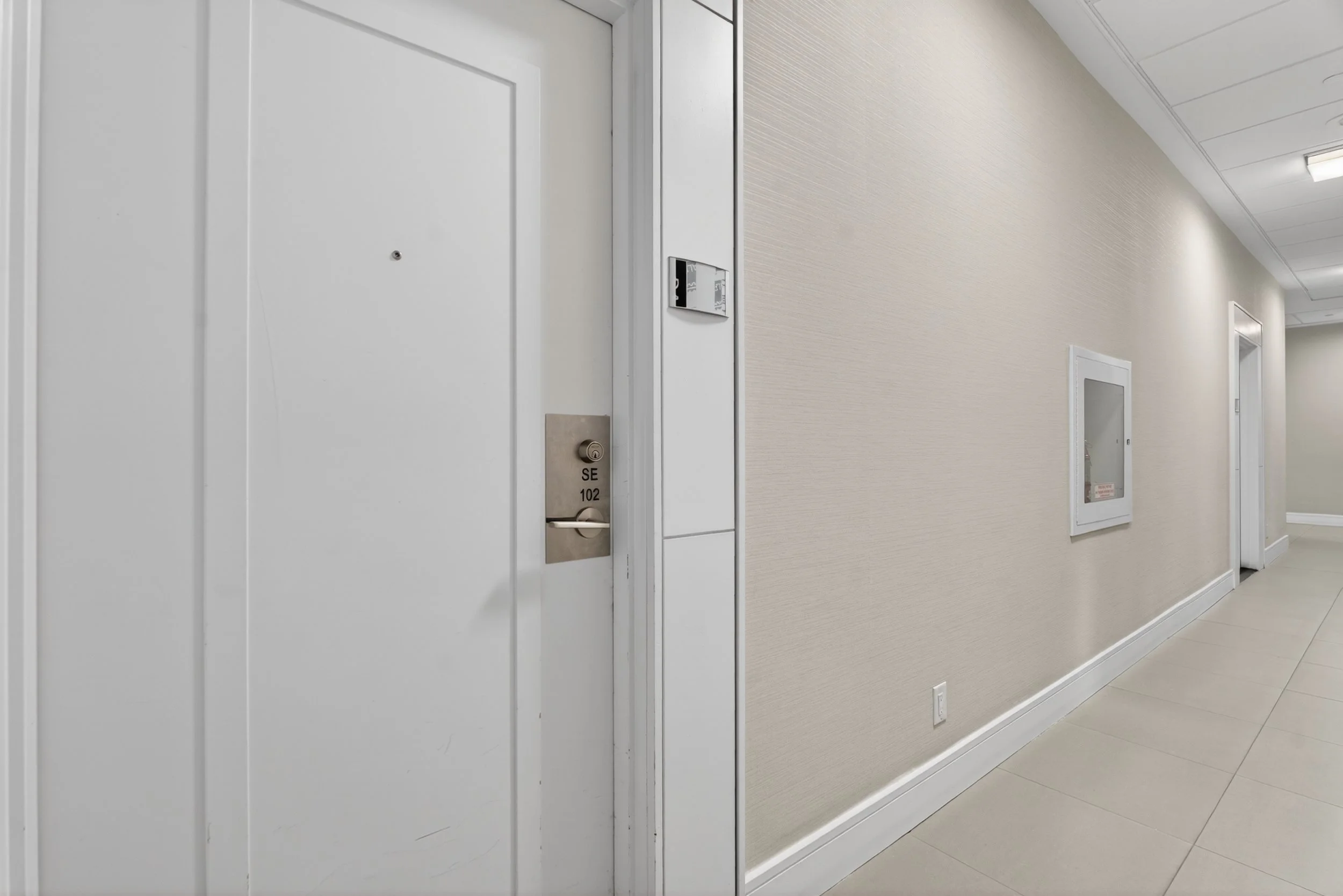 Frameless - 9199 Yonge St Unit 102SE - 009.jpg