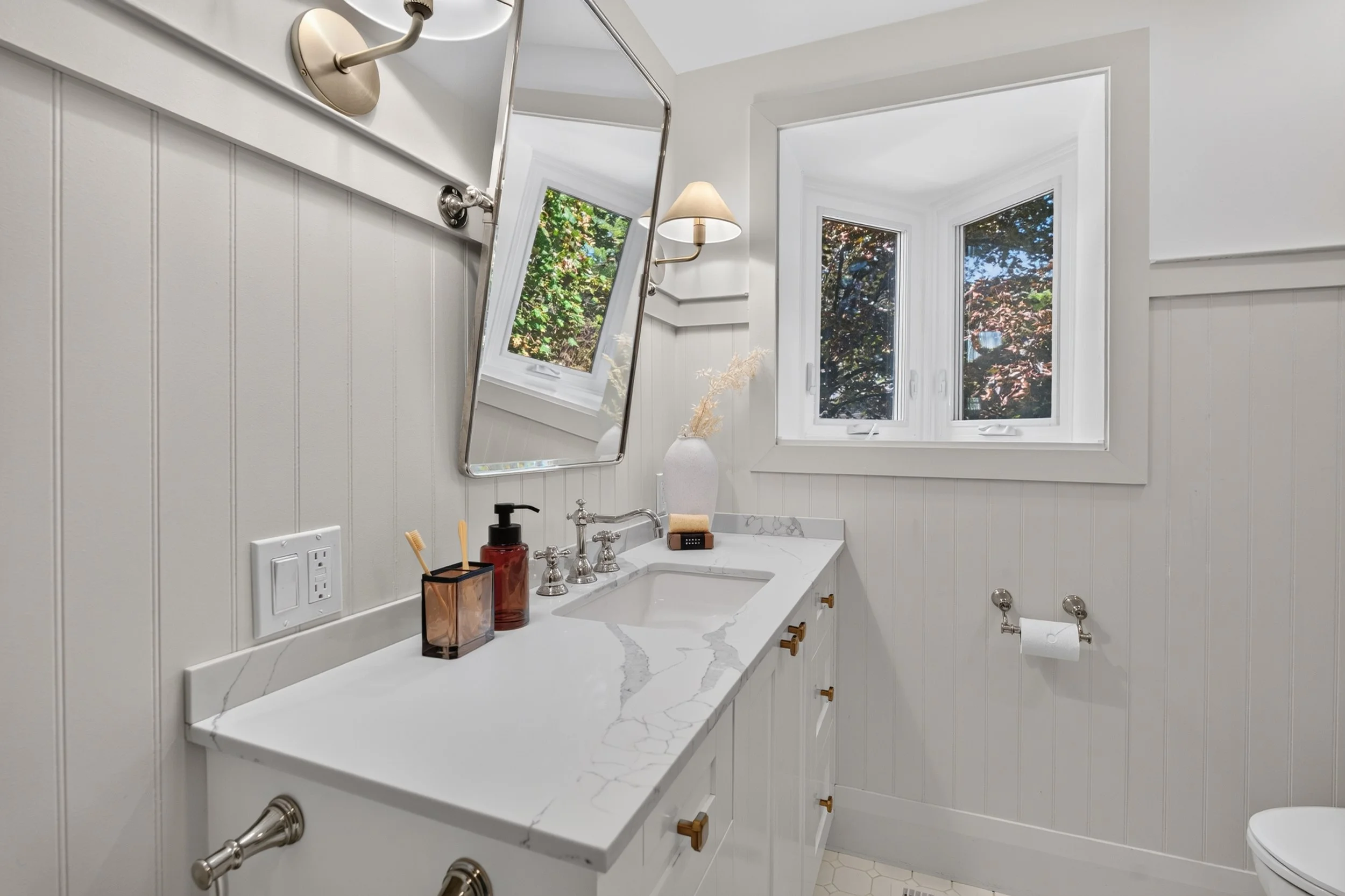 Frameless - 521 Sutherland - 046.jpg
