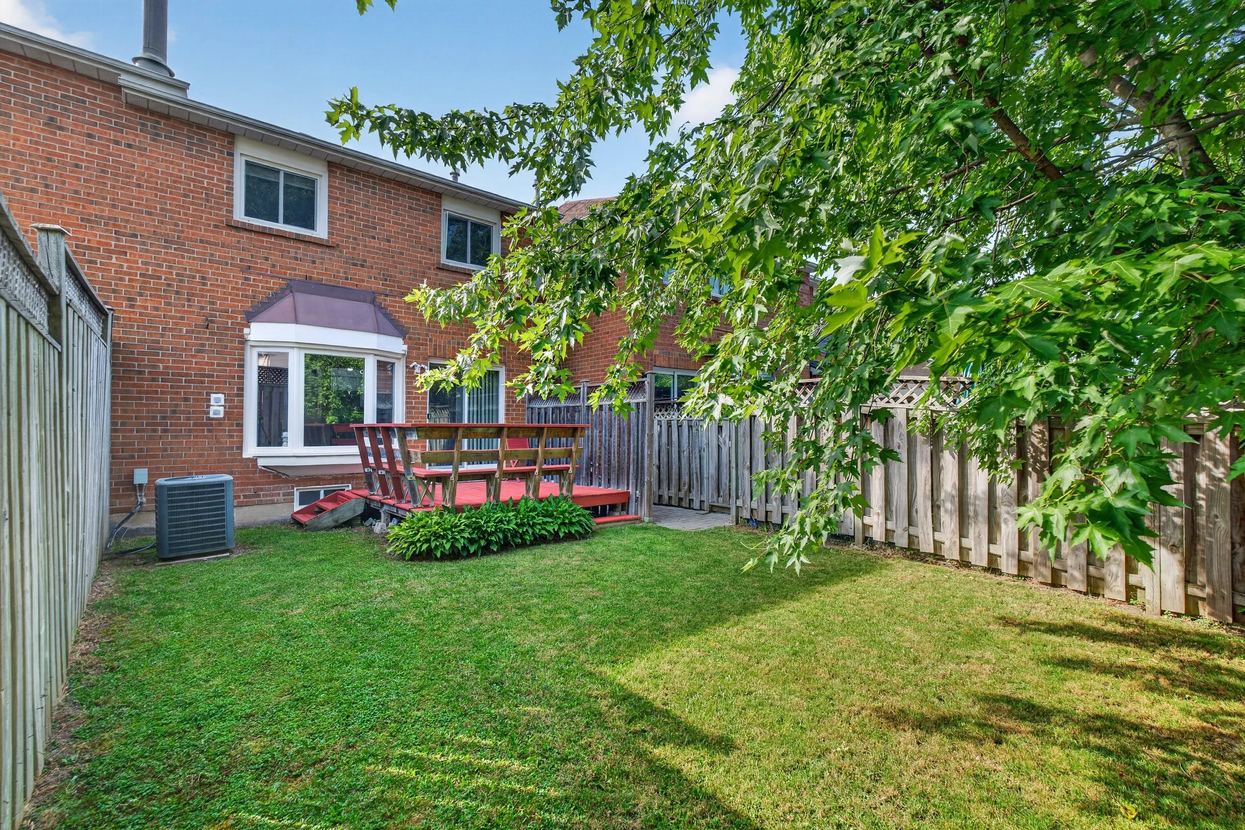 Frameless - 14 Mullis Cres - 036.jpg