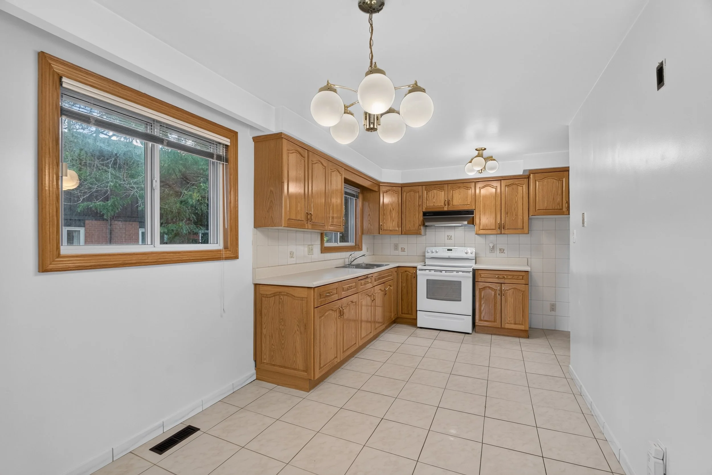 Frameless - 3697 Broomhill Cres - 025.jpg