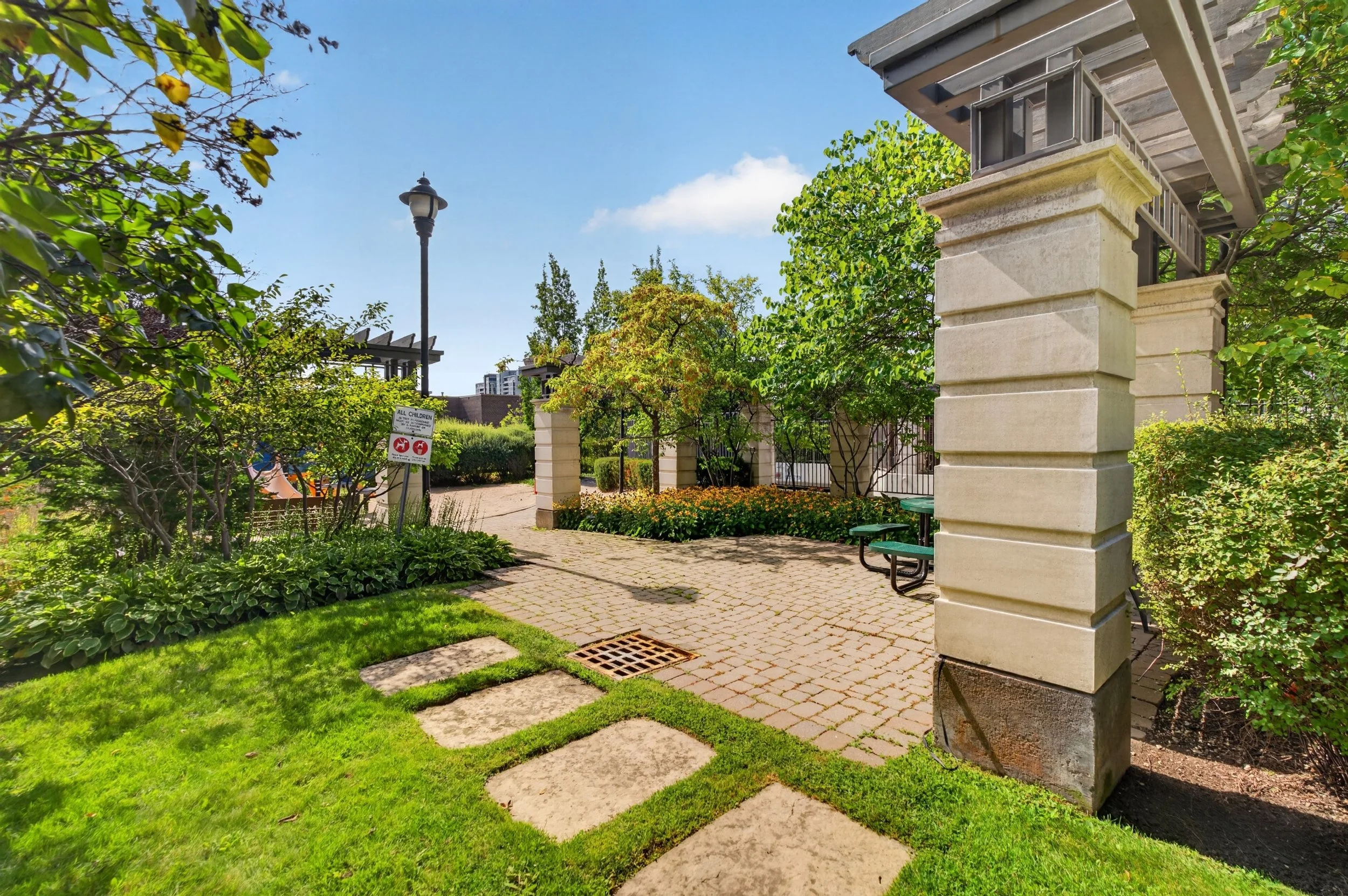 Frameless - 1203 18 Harding Blvd - 035.jpg