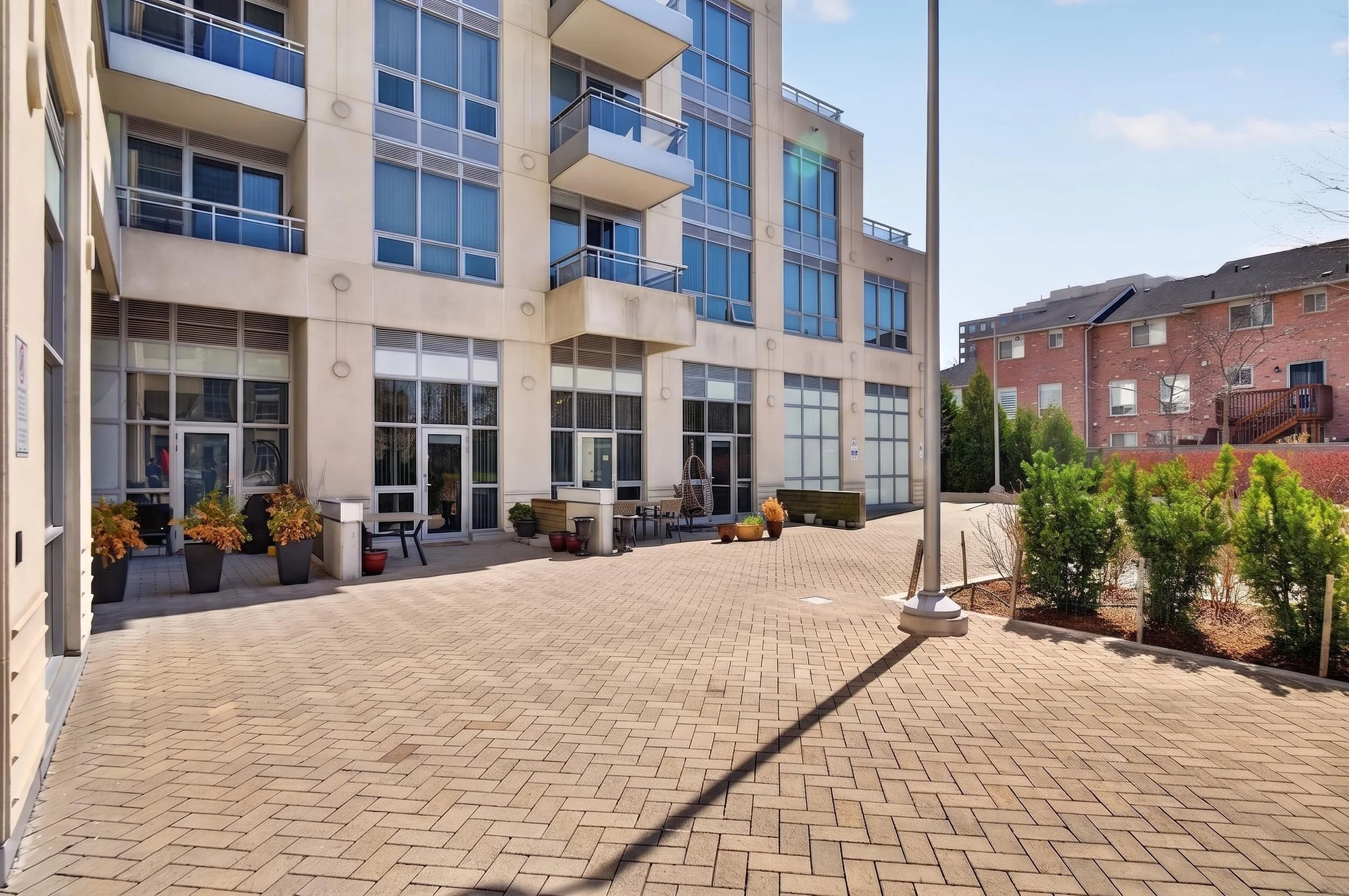 Frameless - 9199 Yonge St Unit 102SE - 035.jpg