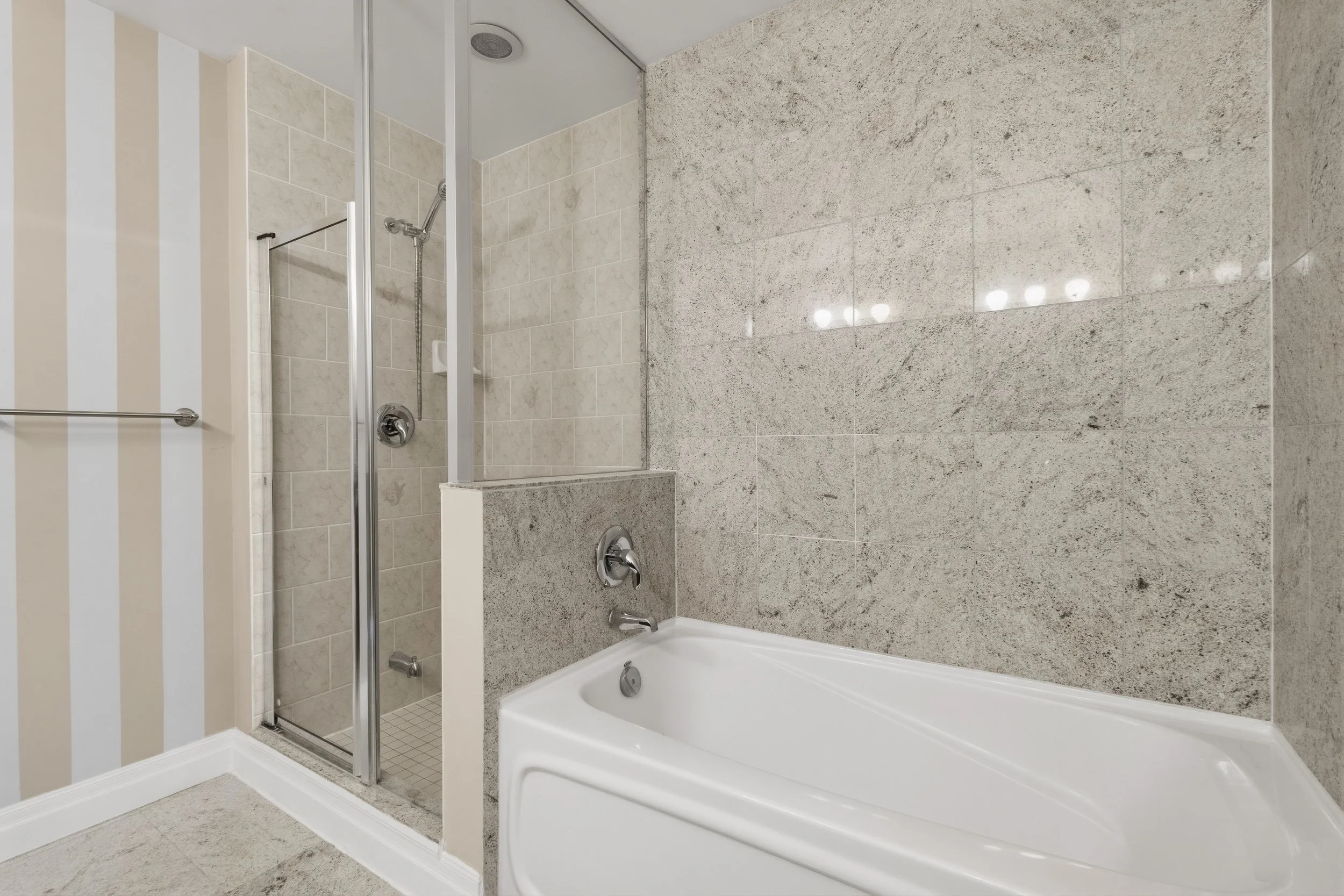 Frameless - 808 2119 Lake Shore Blvd - 032.JPG