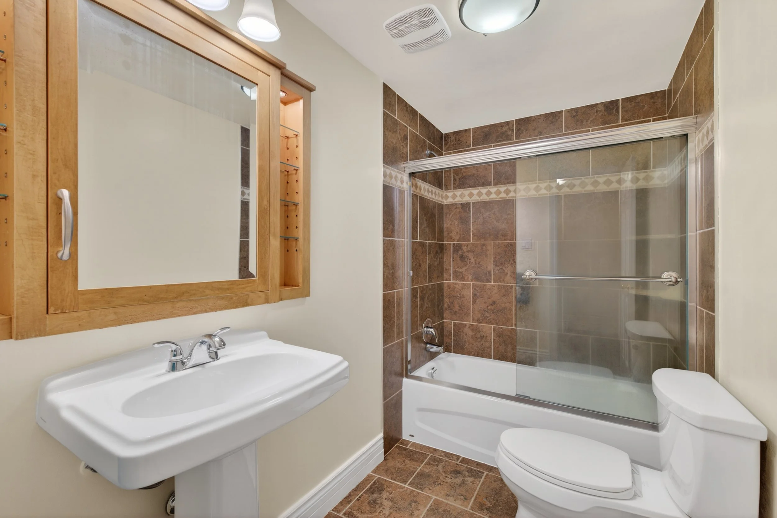 Frameless - 12 Patterson Cres - 042.jpg