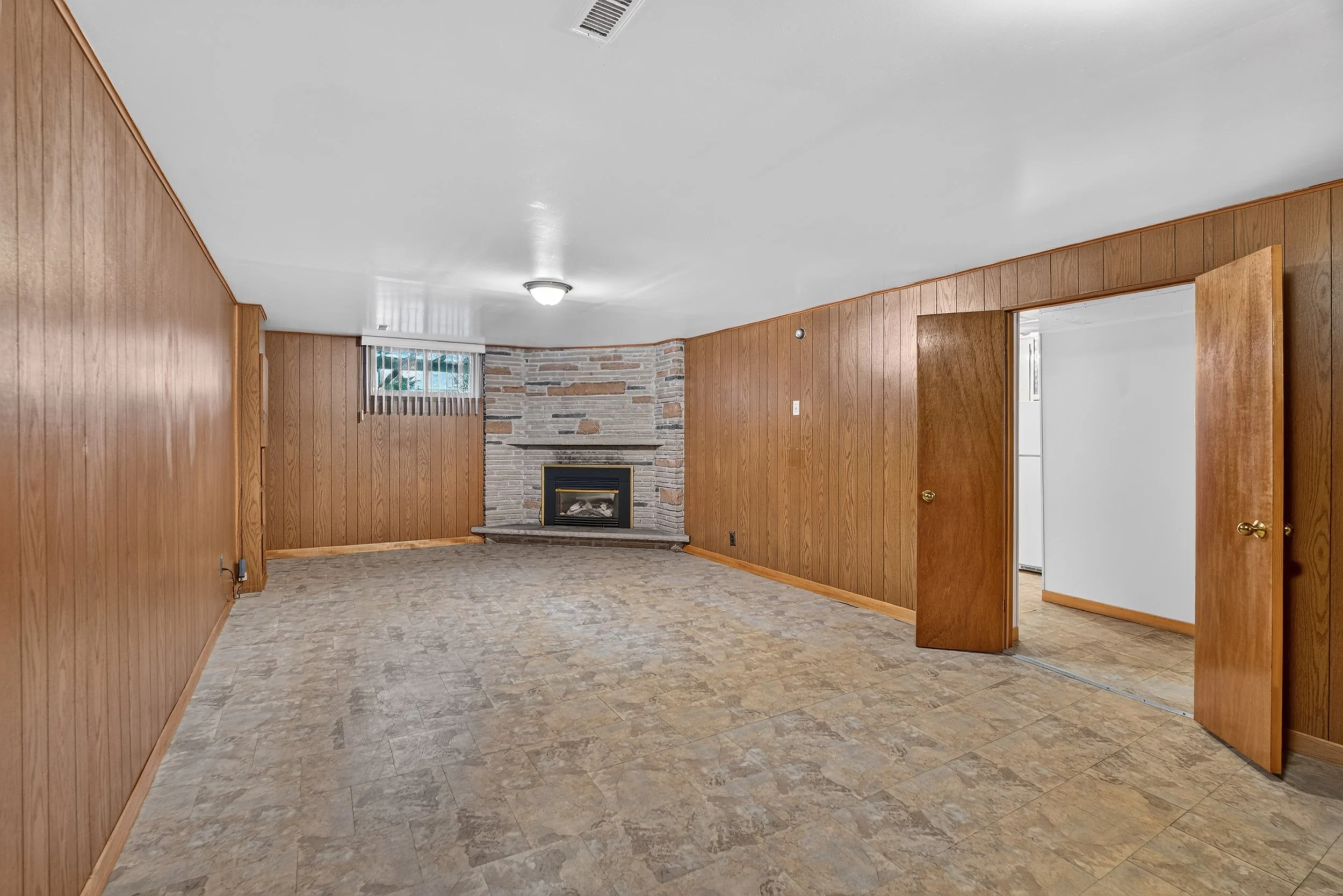 Frameless - 3697 Broomhill Cres - 043.jpg