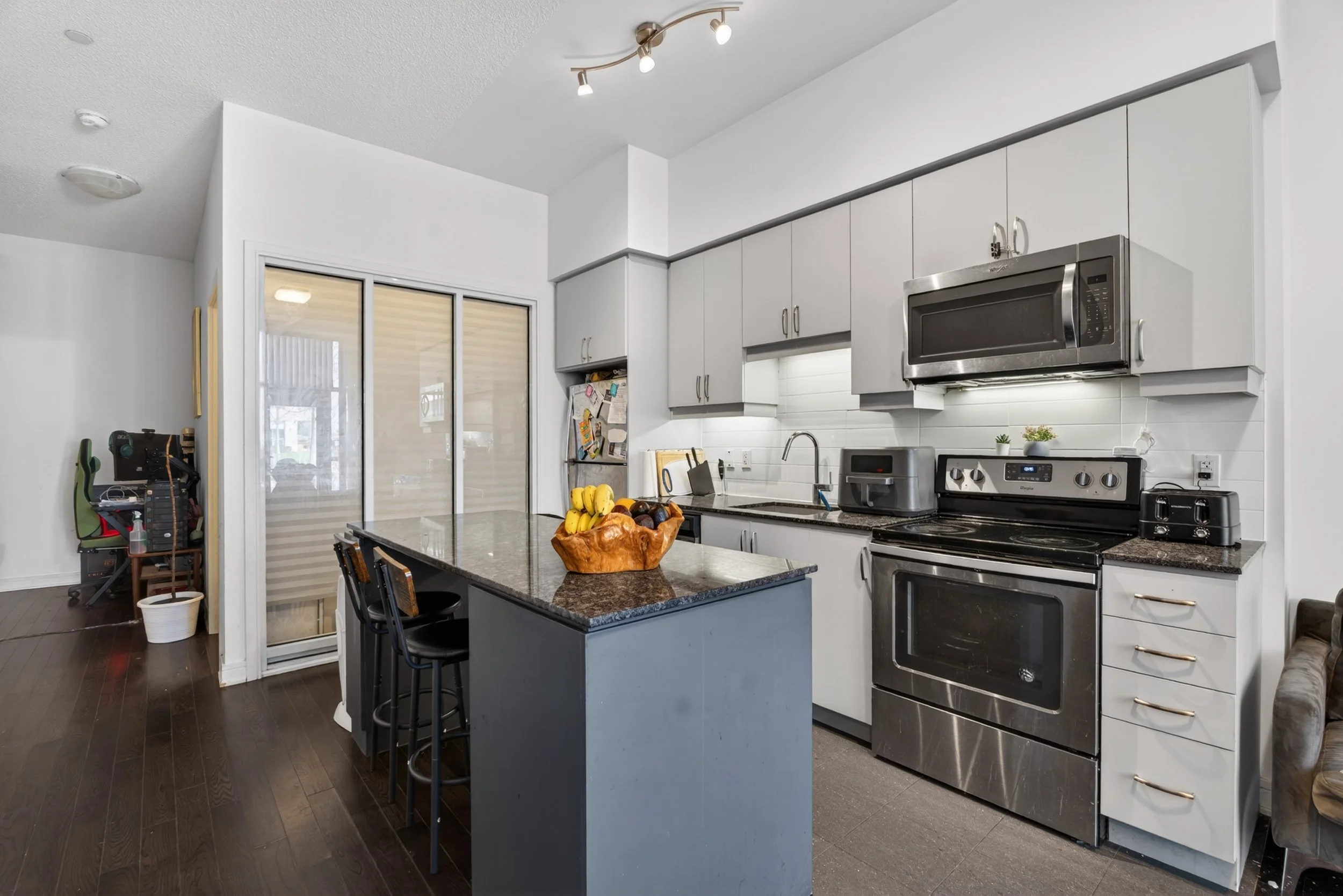 Frameless - 9199 Yonge St Unit 102SE - 013.jpg