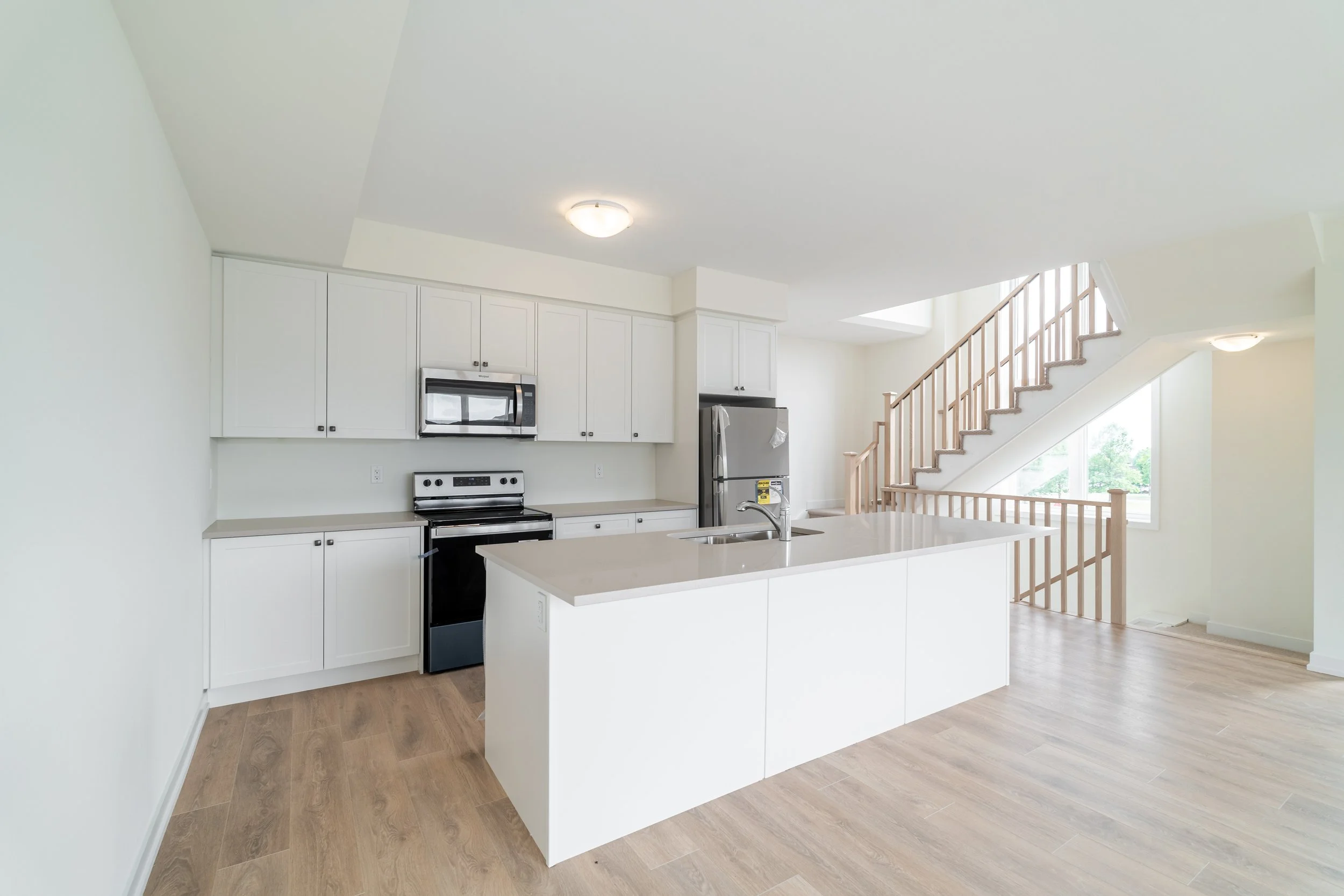 Frameless - Unit 19-160 Densmore Rd - 011.jpg