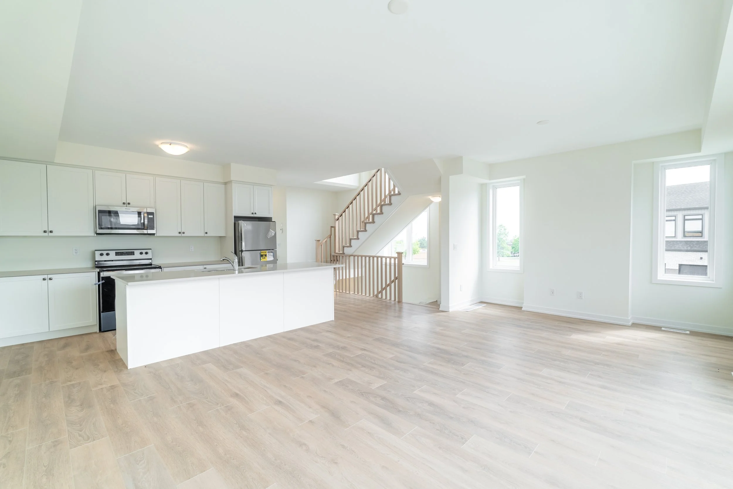 Frameless - Unit 19-160 Densmore Rd - 016.jpg