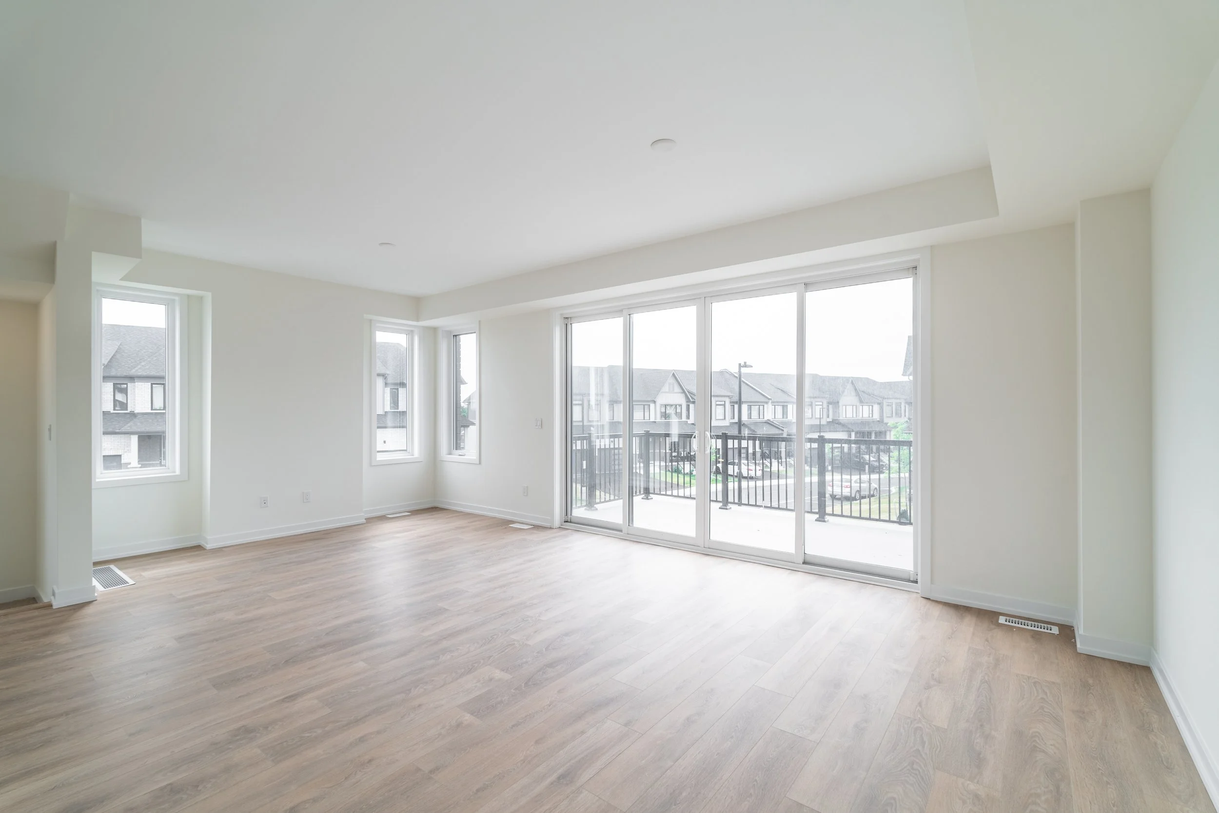 Frameless - Unit 19-160 Densmore Rd - 014.jpg