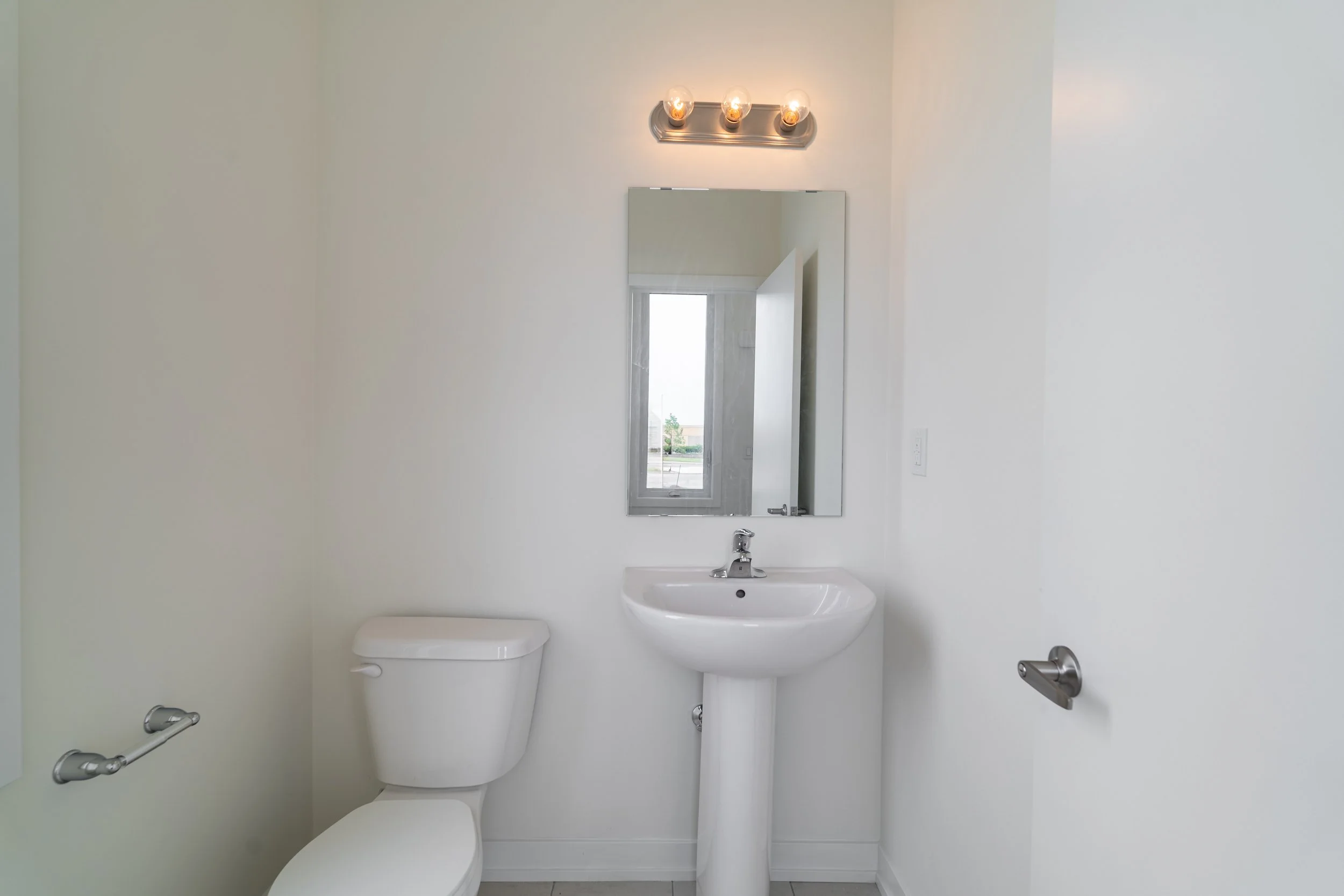 Frameless - Unit 19-160 Densmore Rd - 026.jpg