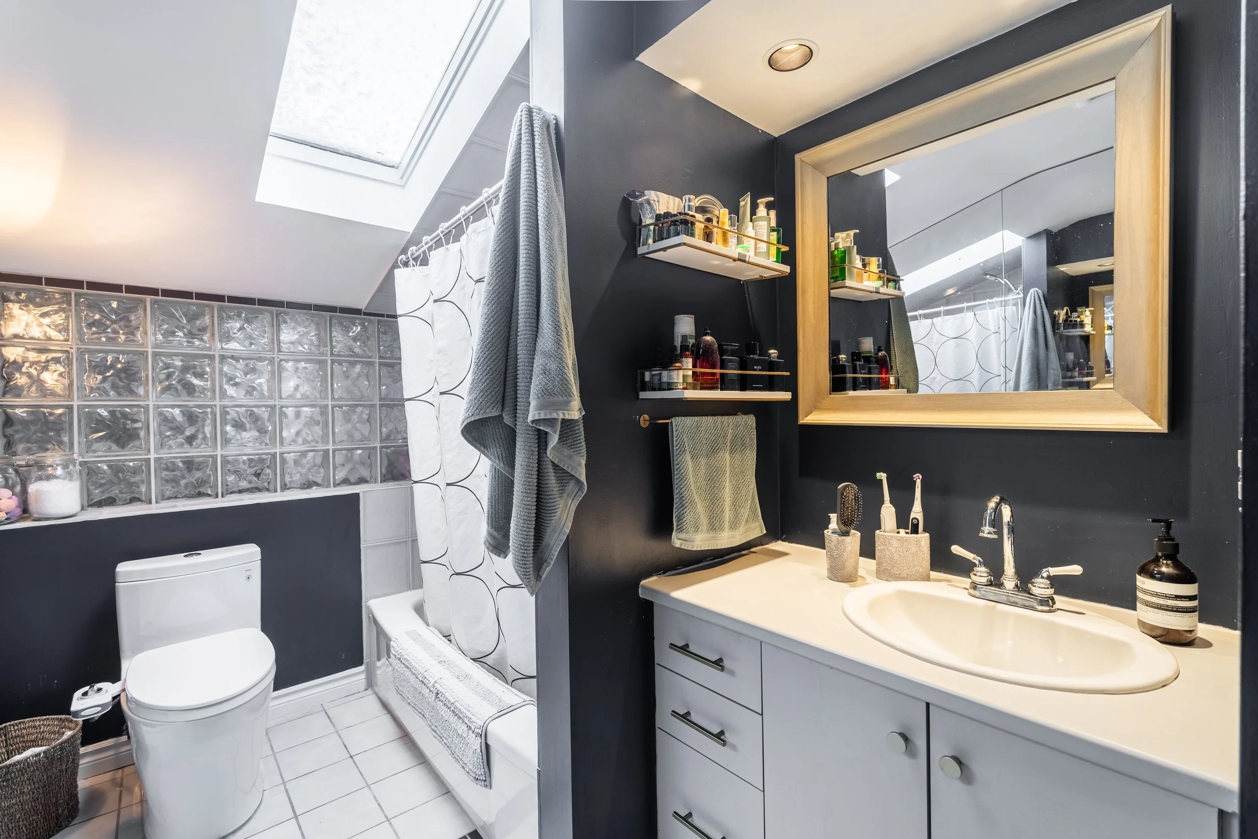 Framless - 6038 Main St - 040.jpg