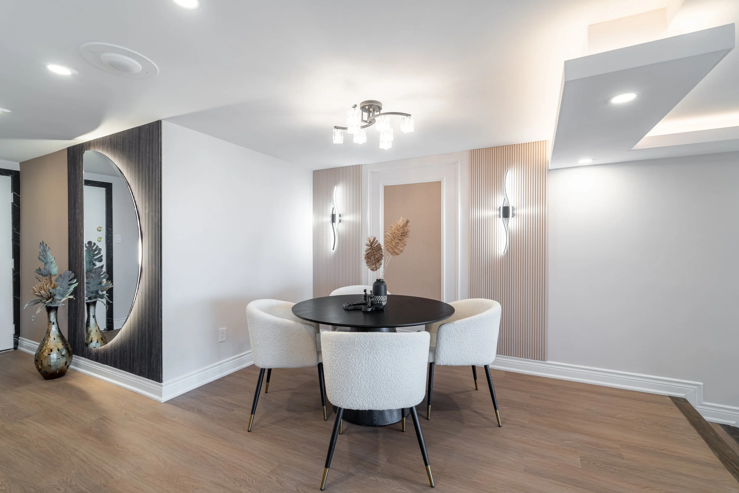 Frameless - 1555 Finch -016.jpg