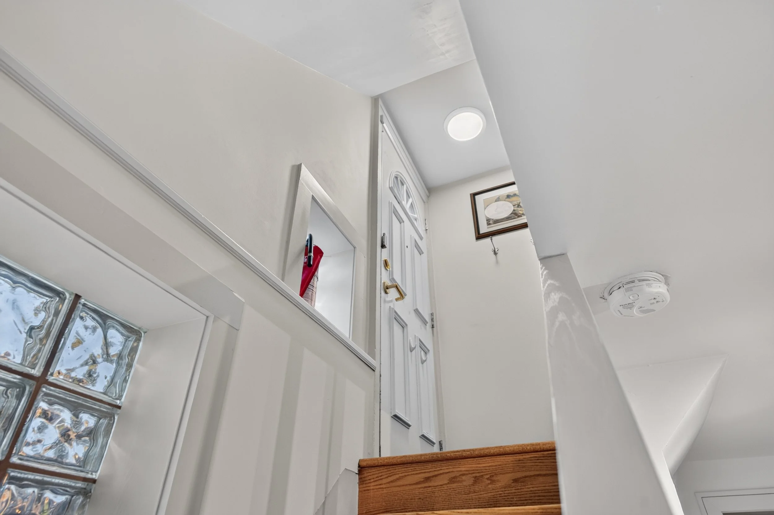 Frameless - 521 Sutherland - 049.jpg