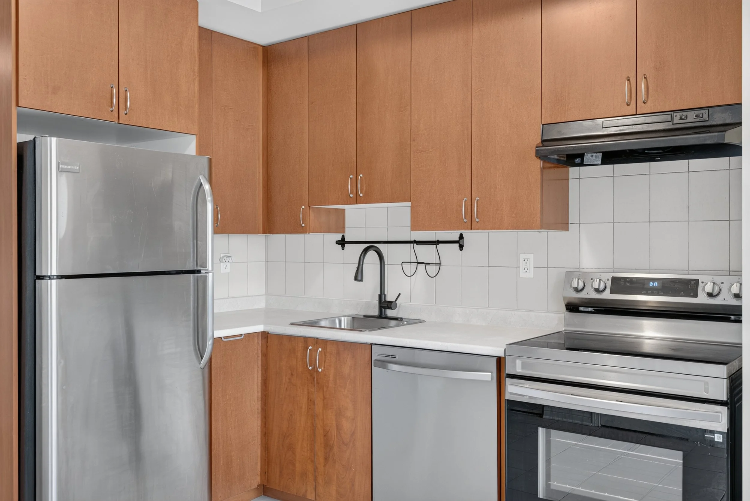 Frameless - 3075 Thomas St - 016.jpg