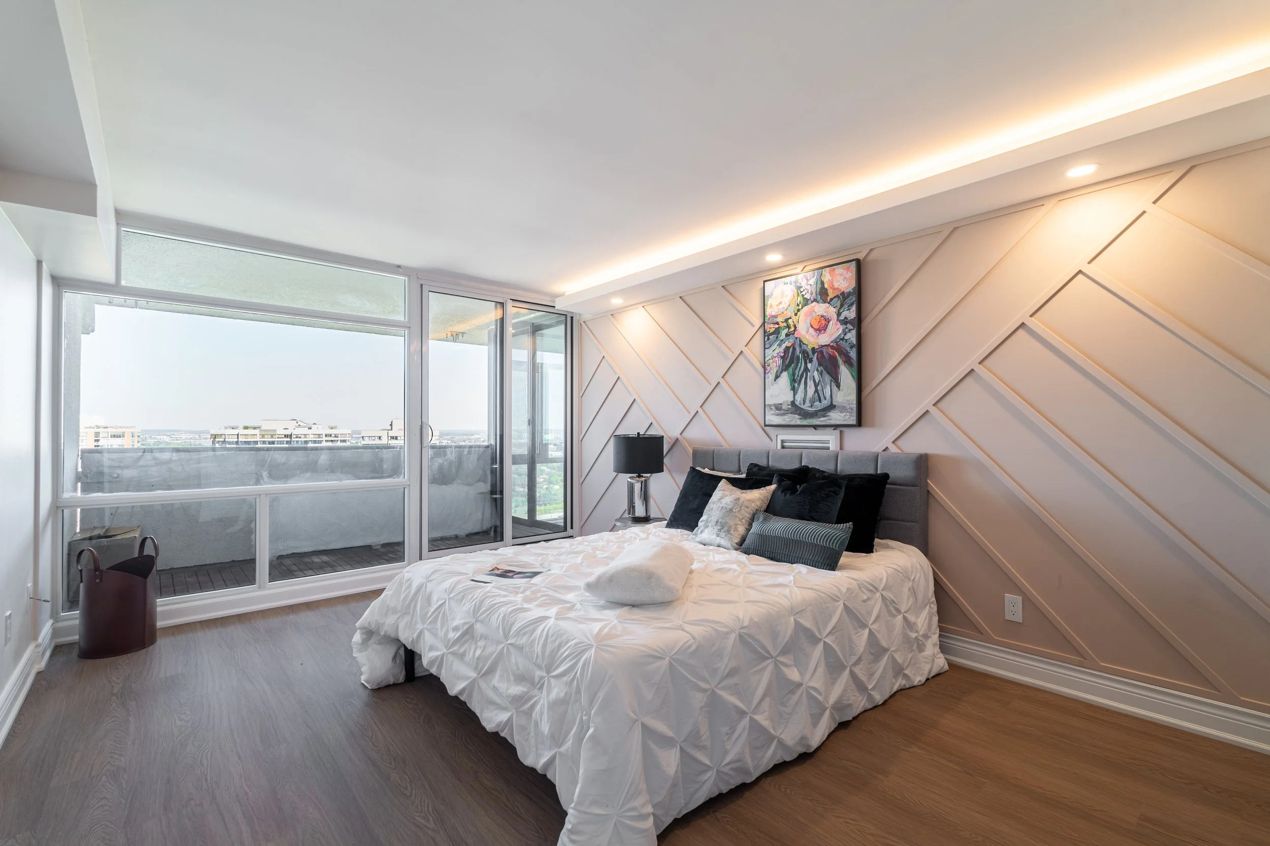 Frameless - 1555 Finch -033.jpg