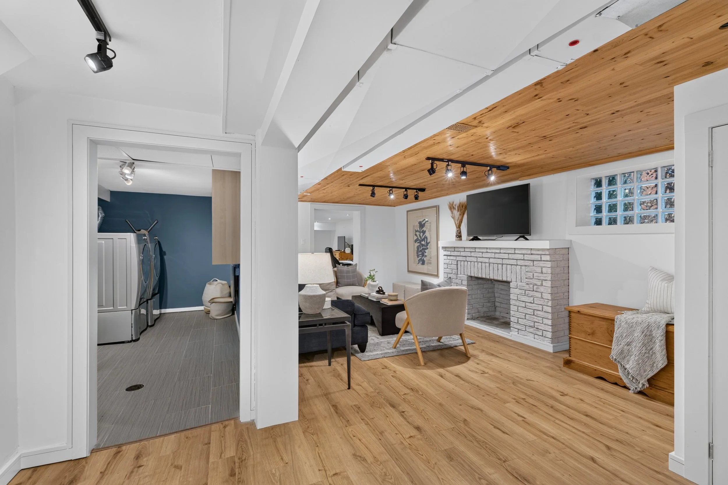 Frameless - 521 Sutherland - 050.jpg