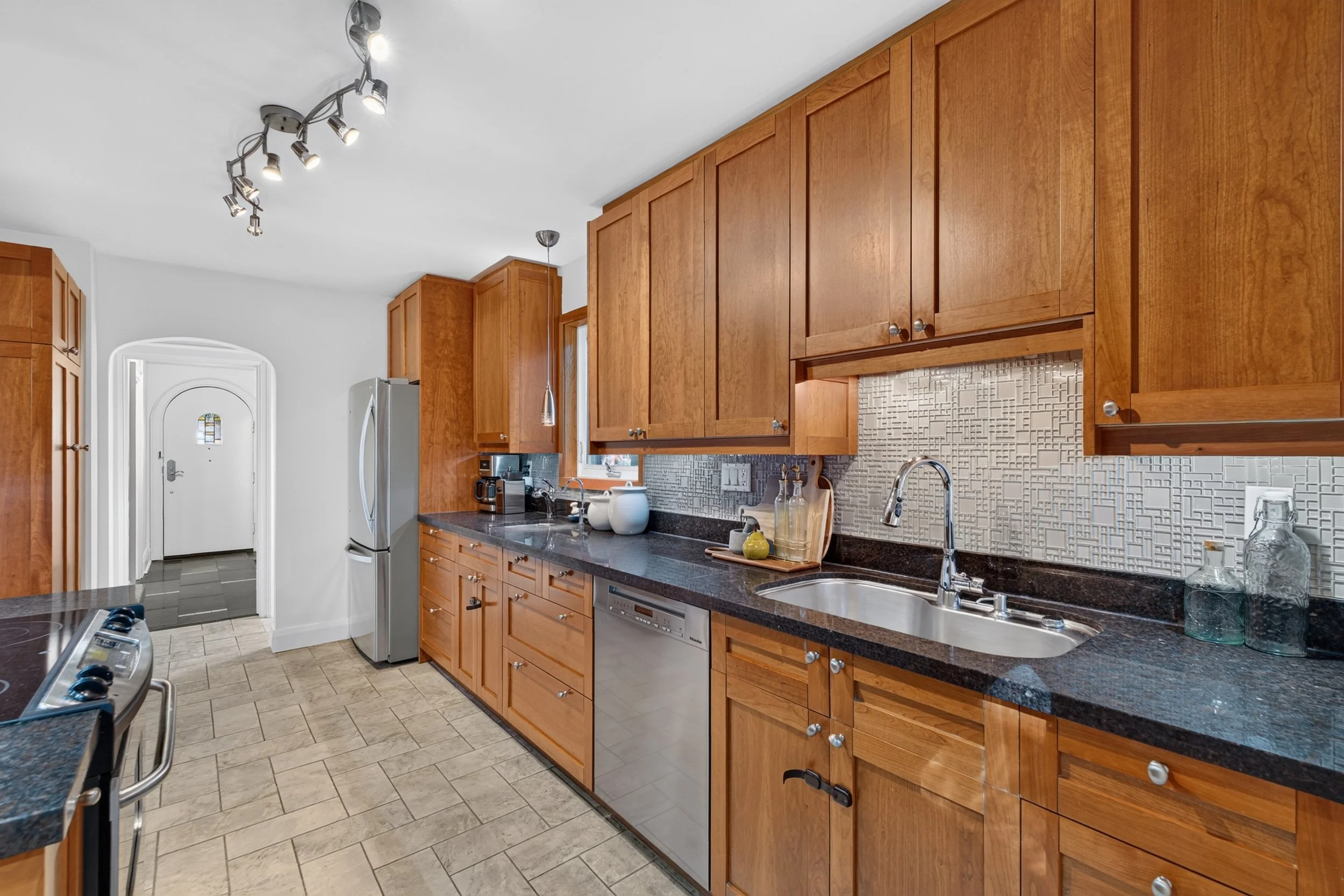 Frameless - 521 Sutherland - 023.jpg
