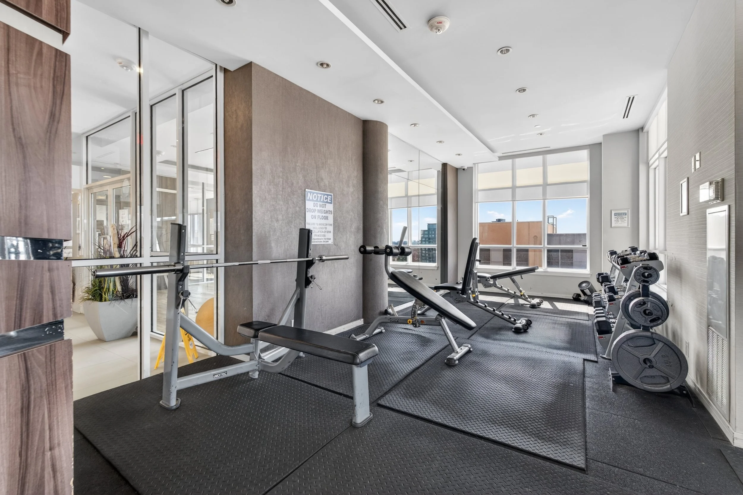 Frameless - 9199 Yonge St Unit 102SE - 043.jpg