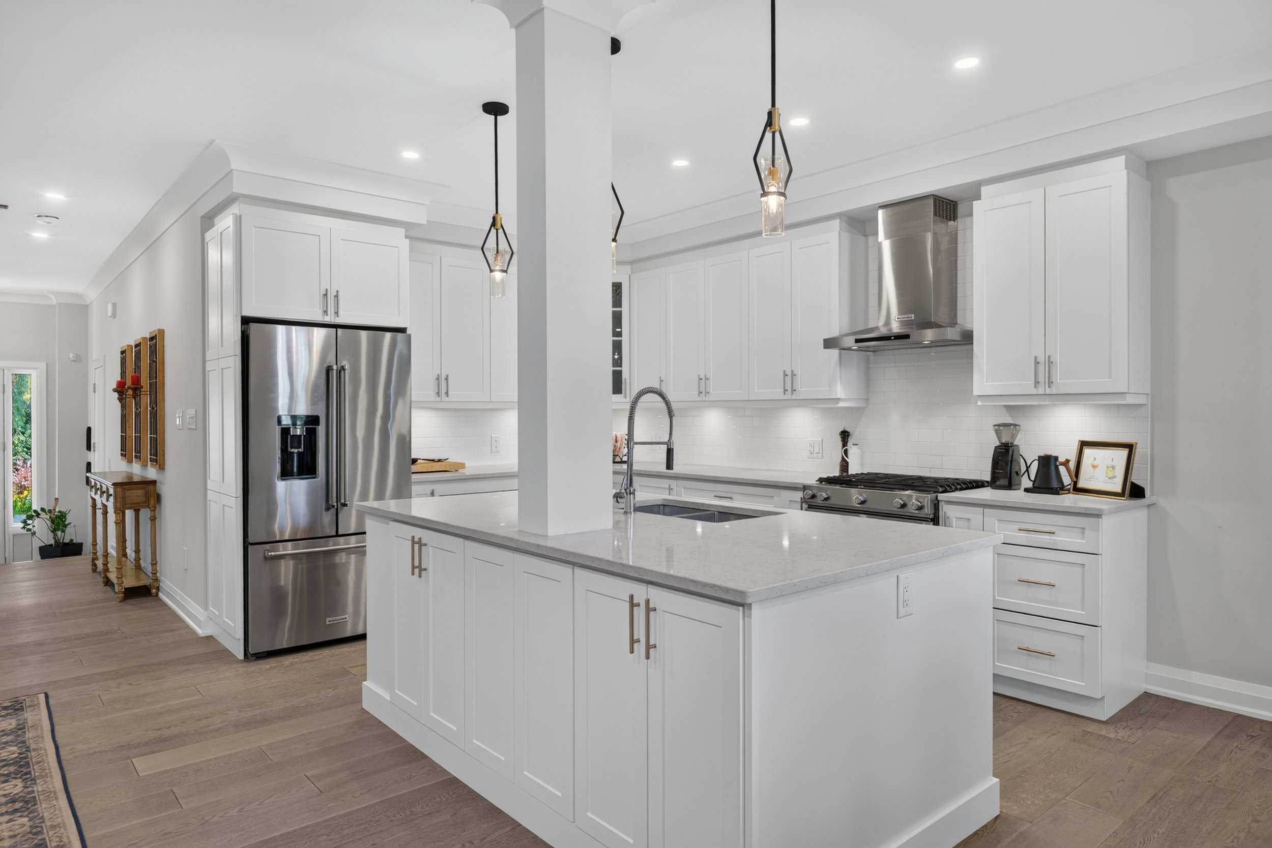 Frameless - 40 Lowther Ave - 018.jpg
