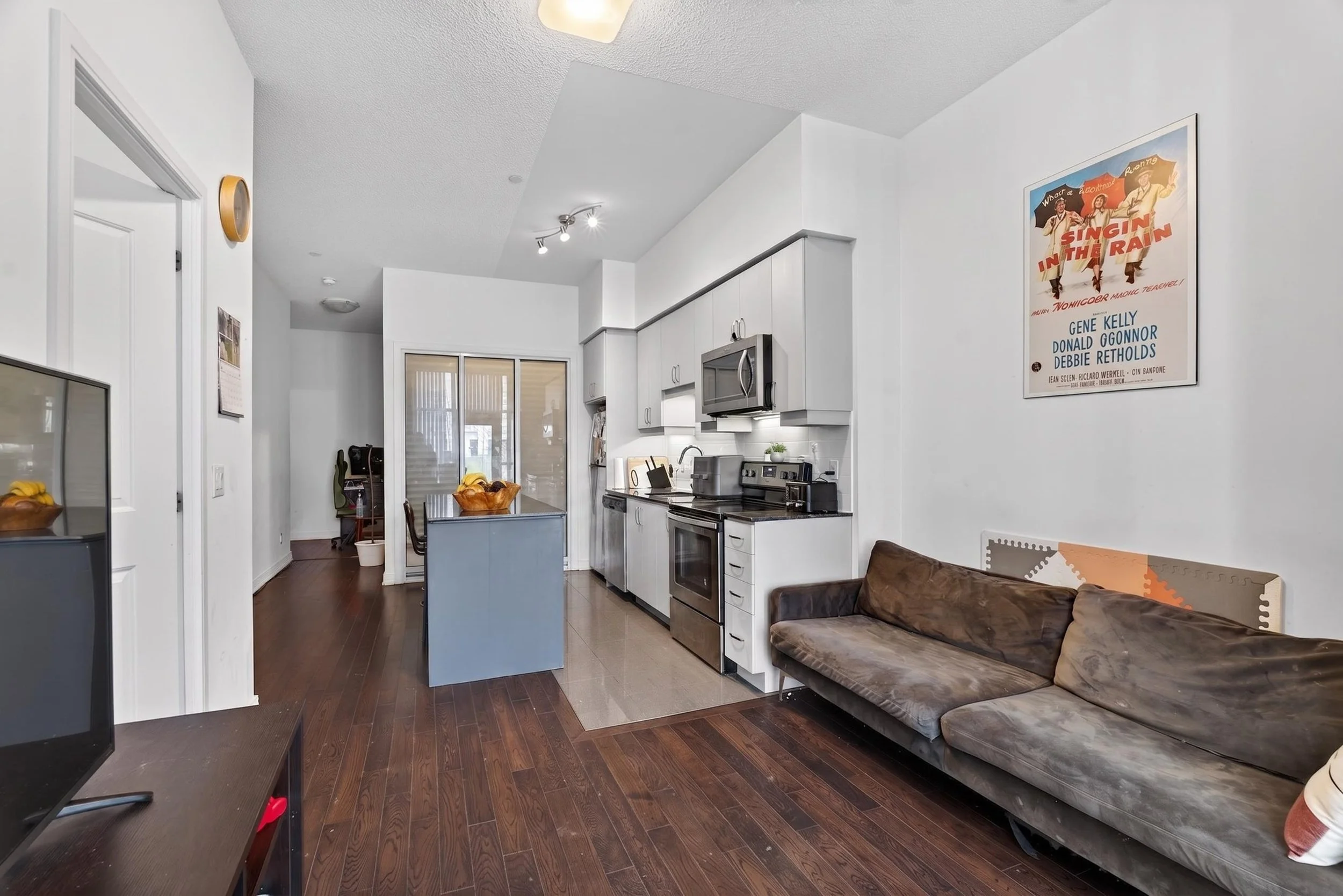 Frameless - 9199 Yonge St Unit 102SE - 017.jpg