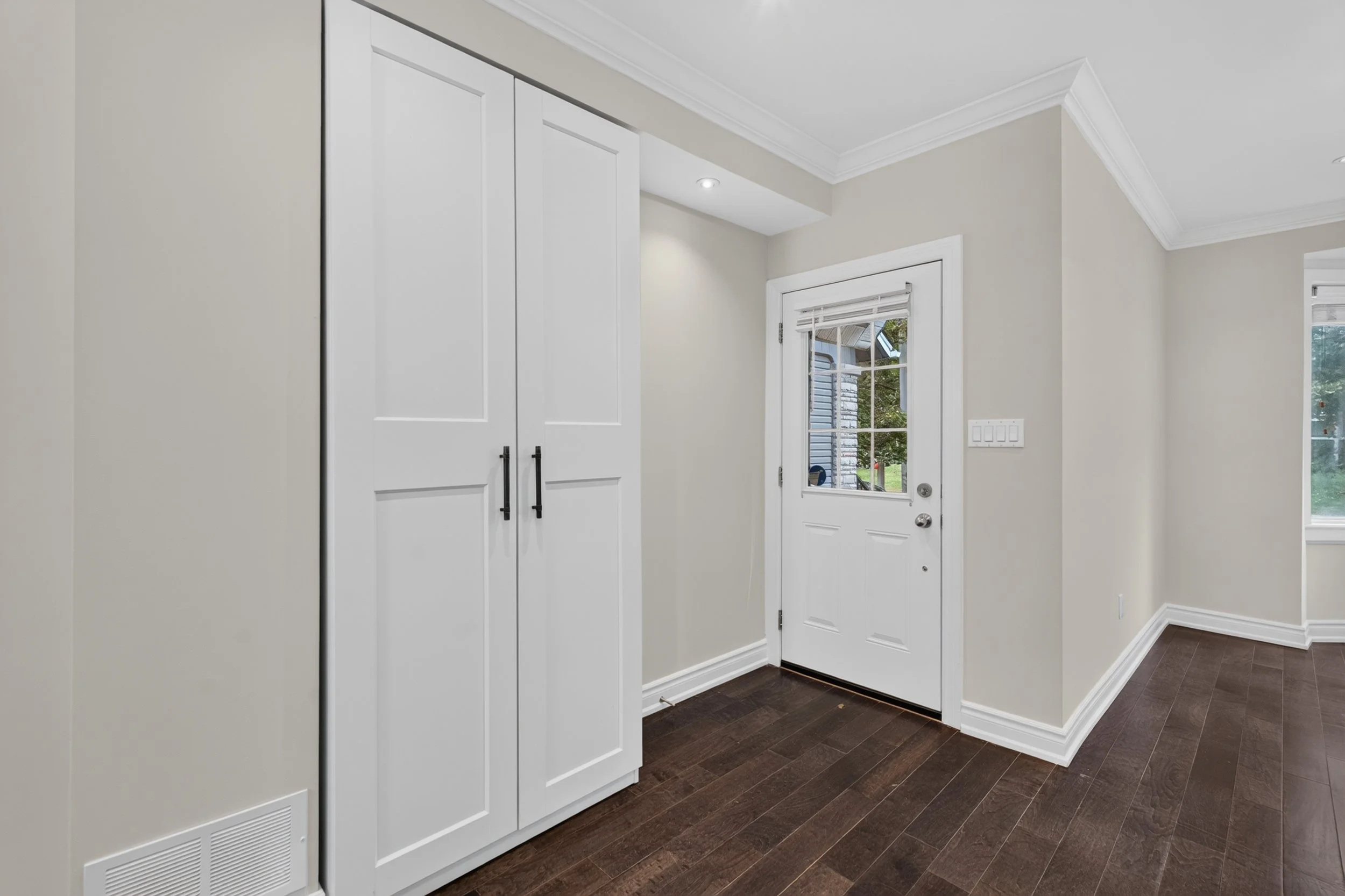 Frameless - 693 Greenwood Ave - 007.jpg