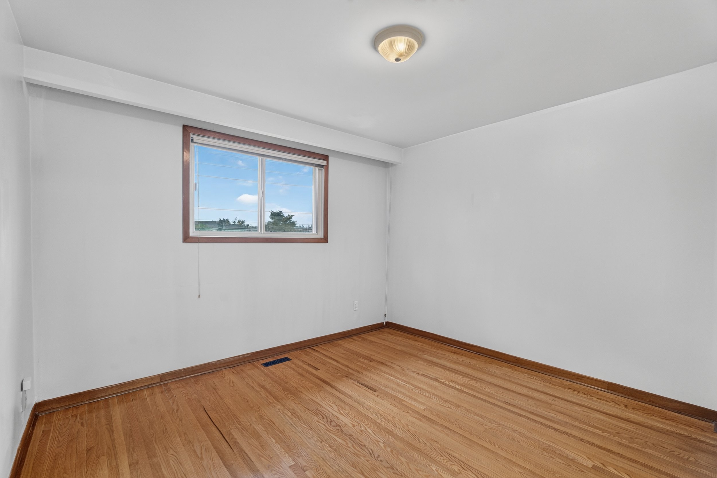 Frameless - 3697 Broomhill Cres - 031.jpg