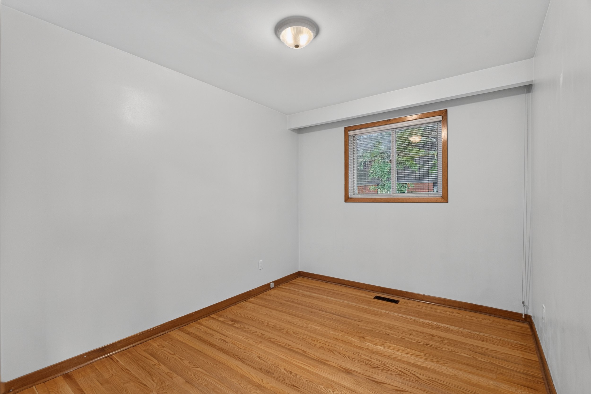 Frameless - 3697 Broomhill Cres - 034.jpg