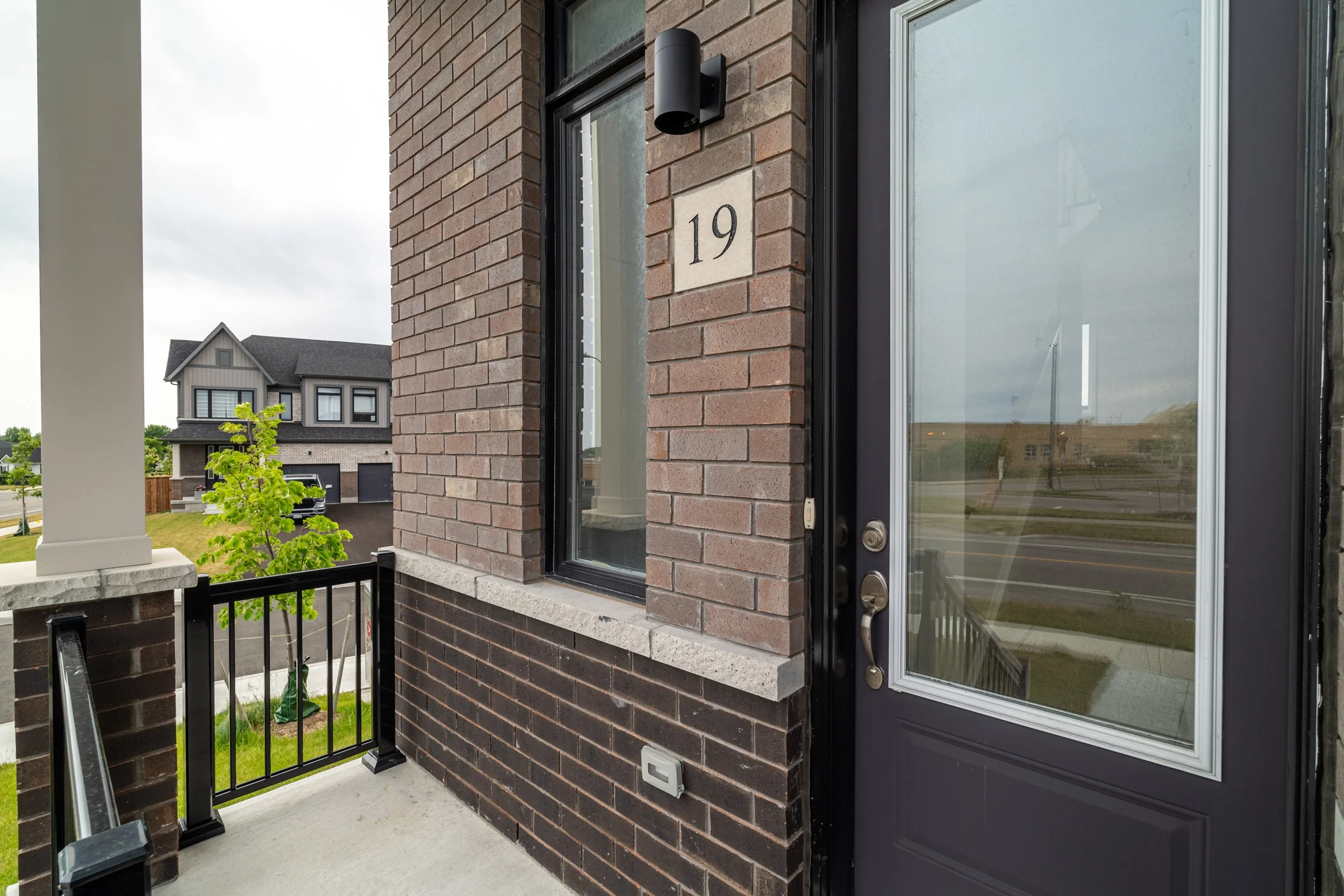 Frameless - Unit 19-160 Densmore Rd - 005.jpg