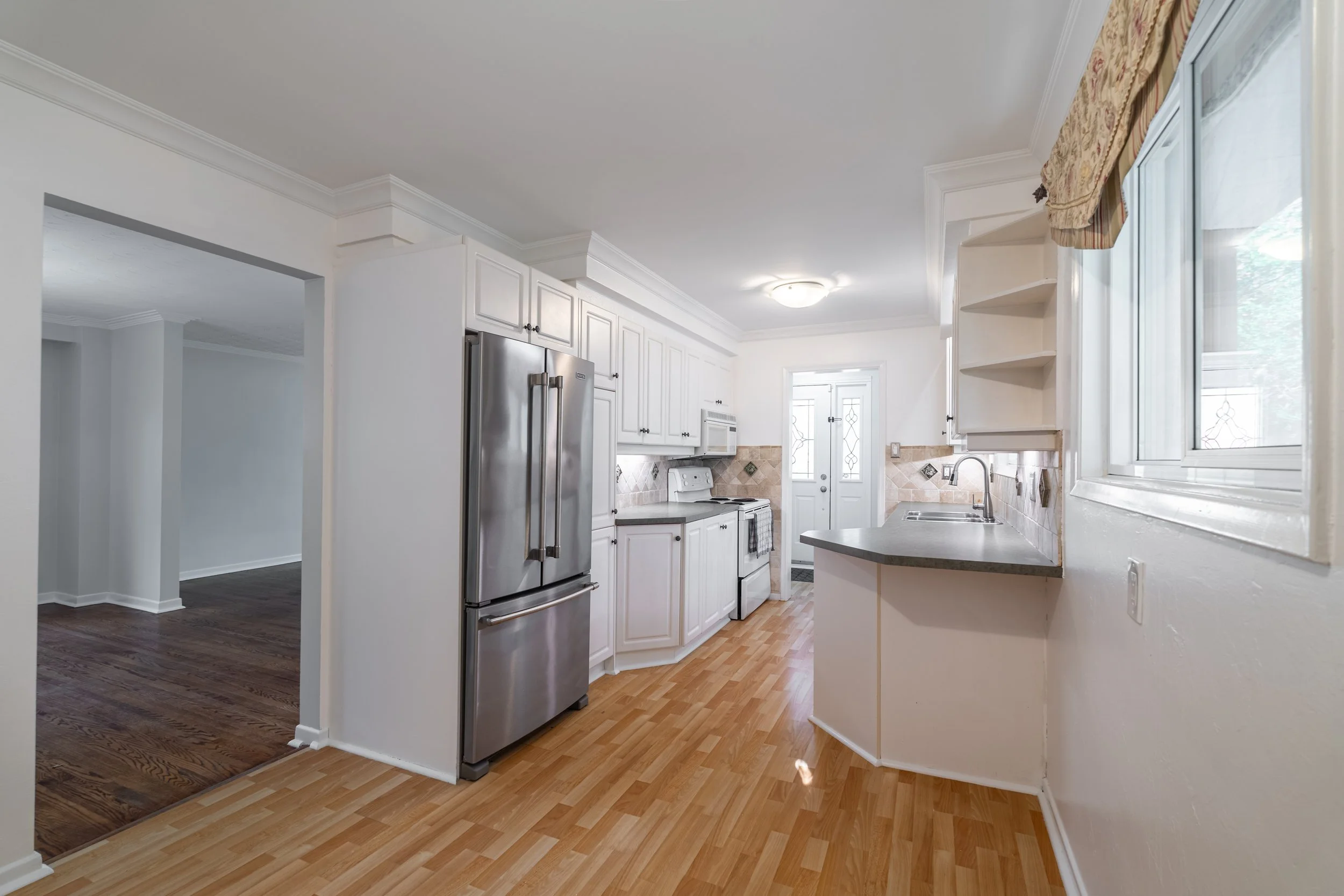 Frameless - 374 Boyer St - 011.jpg