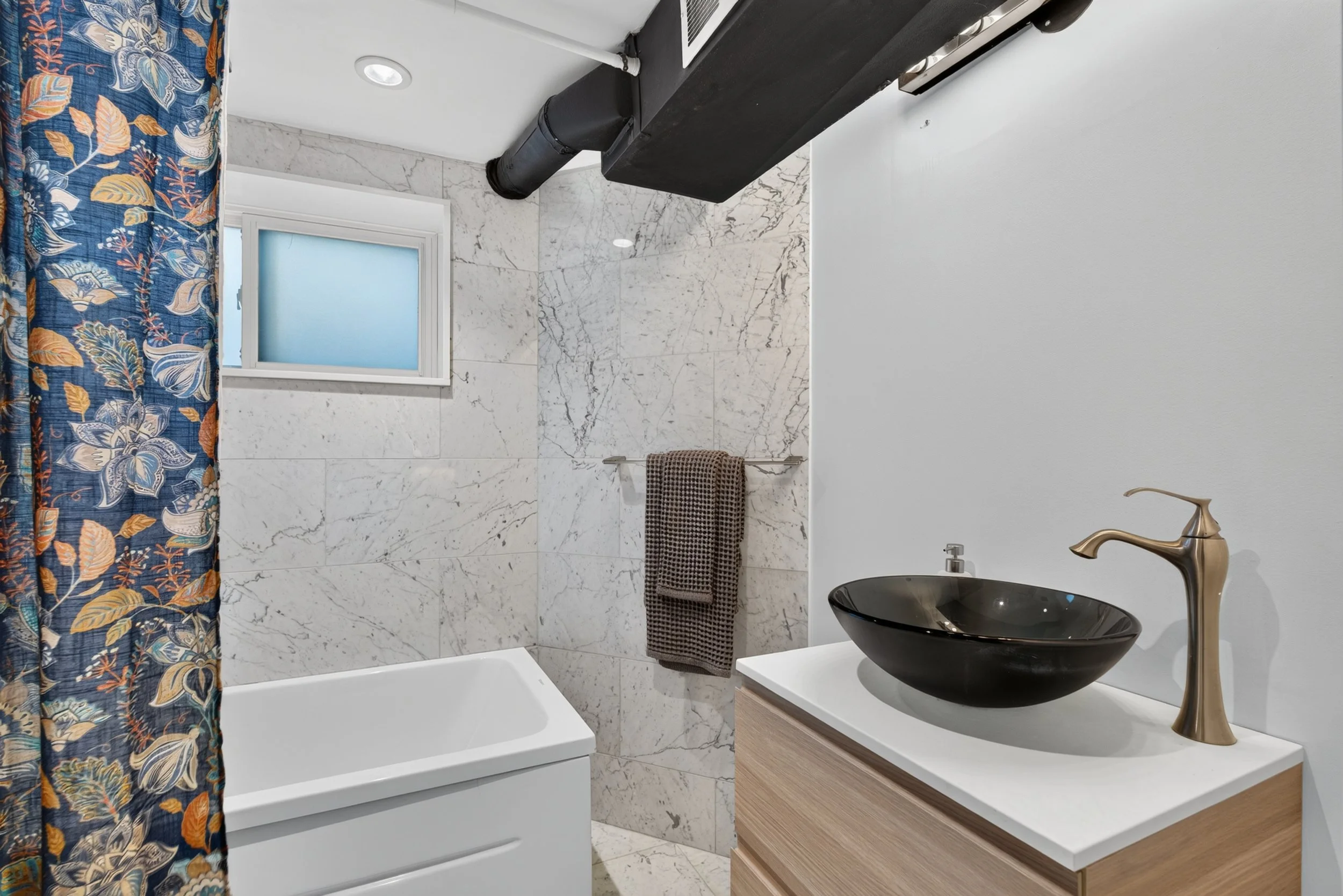 Frameless - 521 Sutherland - 056.jpg