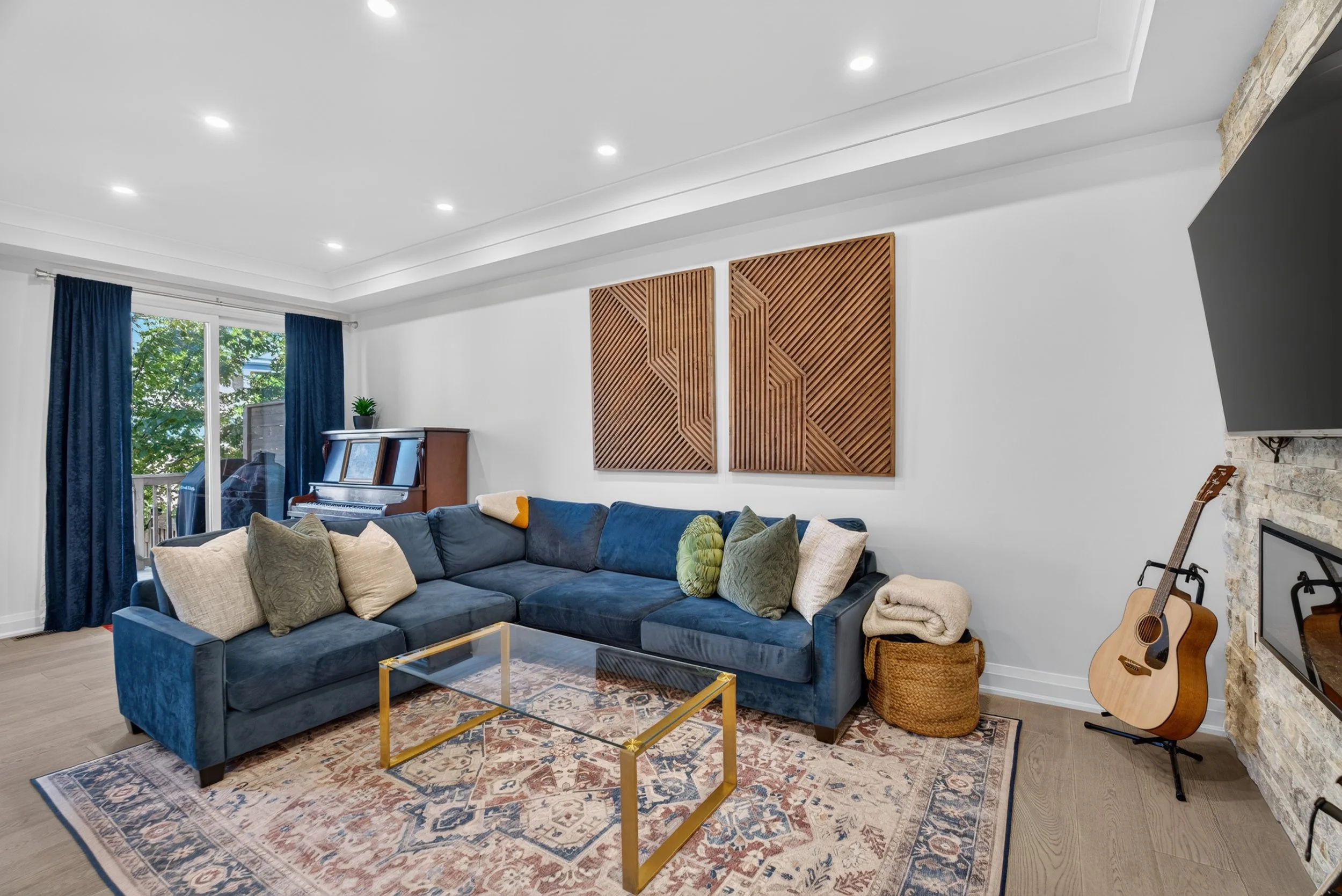Frameless - 40 Lowther Ave - 011.jpg