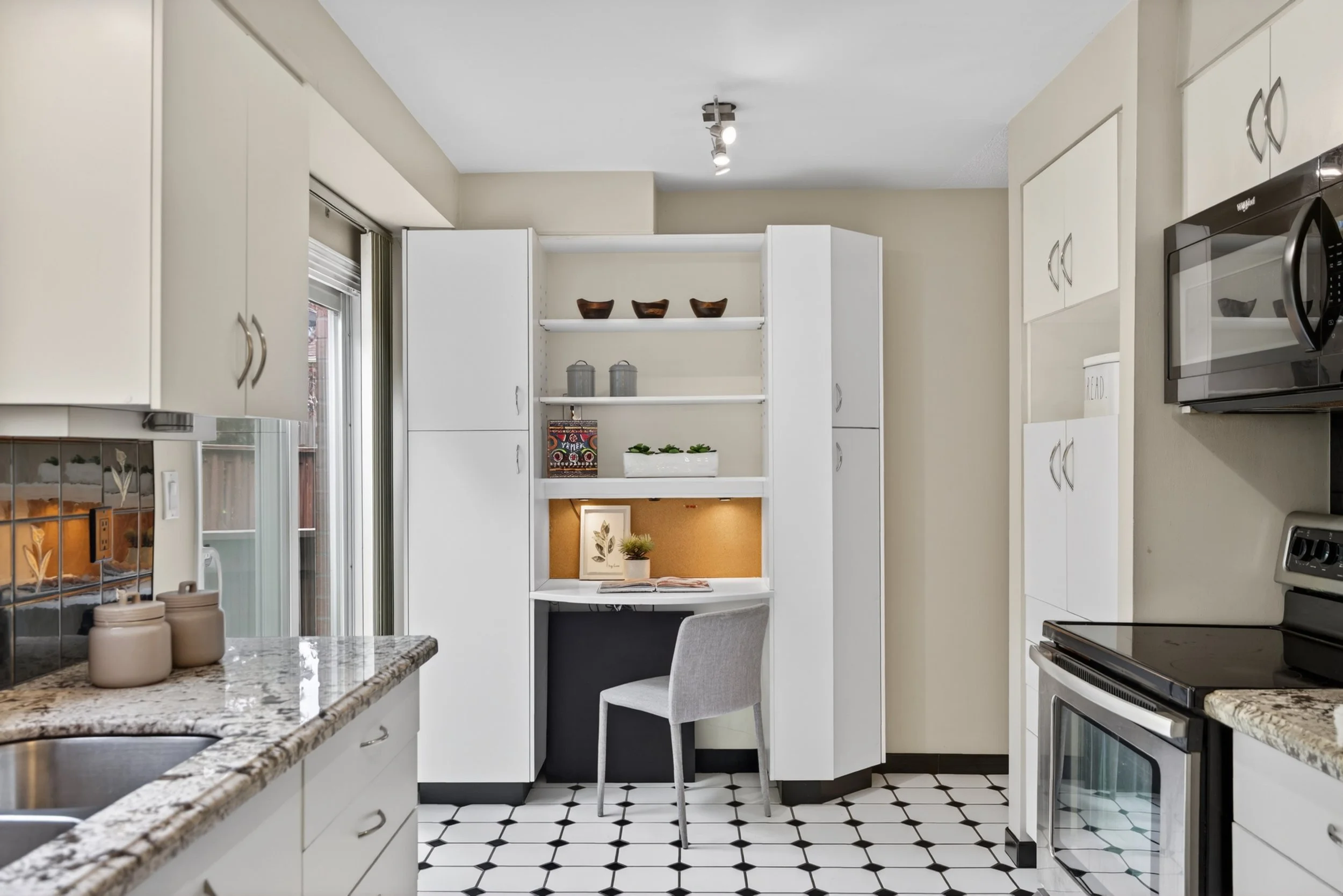 Frameless - 12 Patterson Cres - 020.jpg