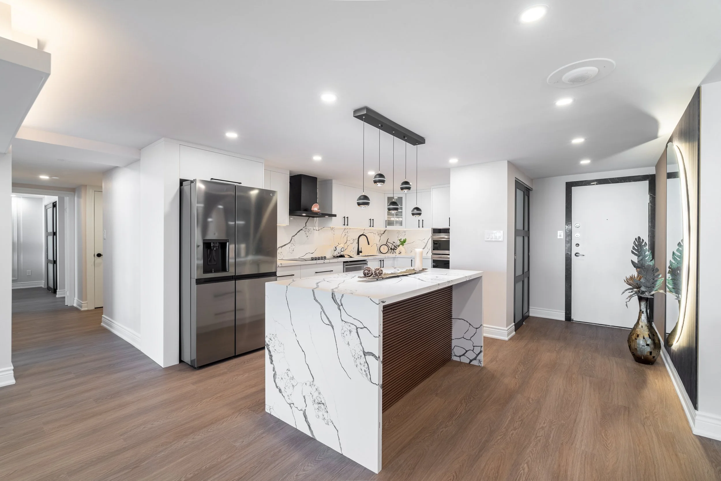 Frameless - 1555 Finch -014.jpg
