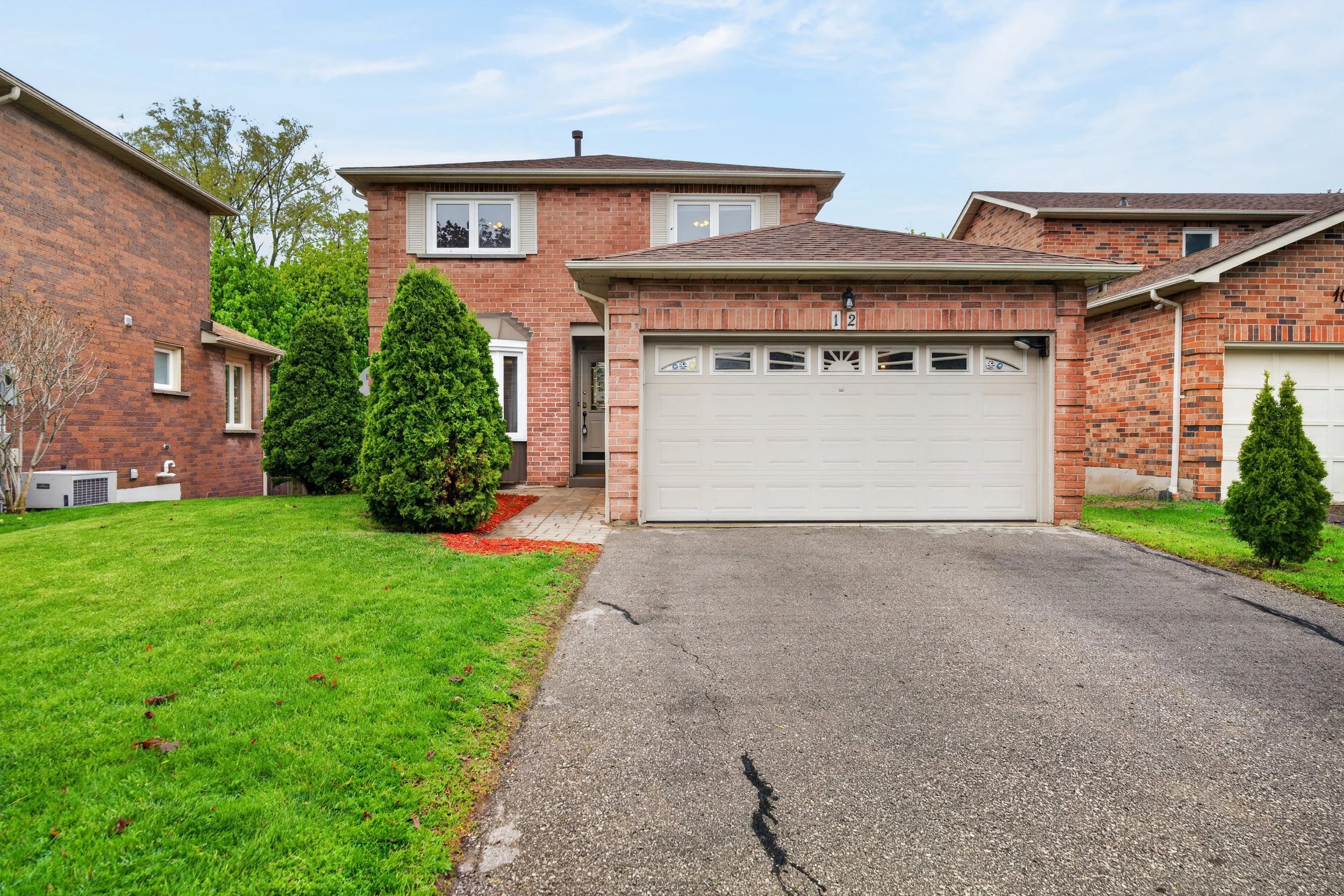 Frameless - 12 Patterson Cres - 005.jpg