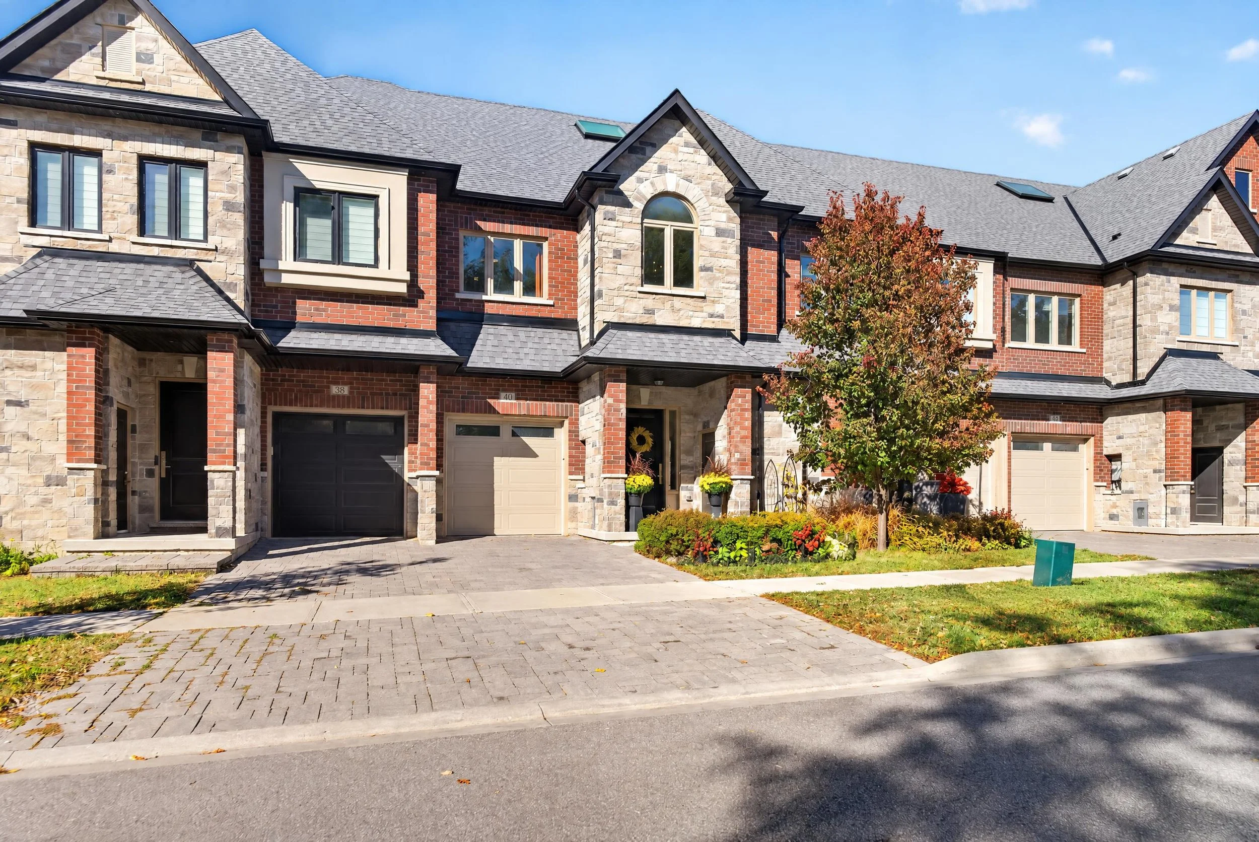 Frameless - 40 Lowther Ave - 002.jpg