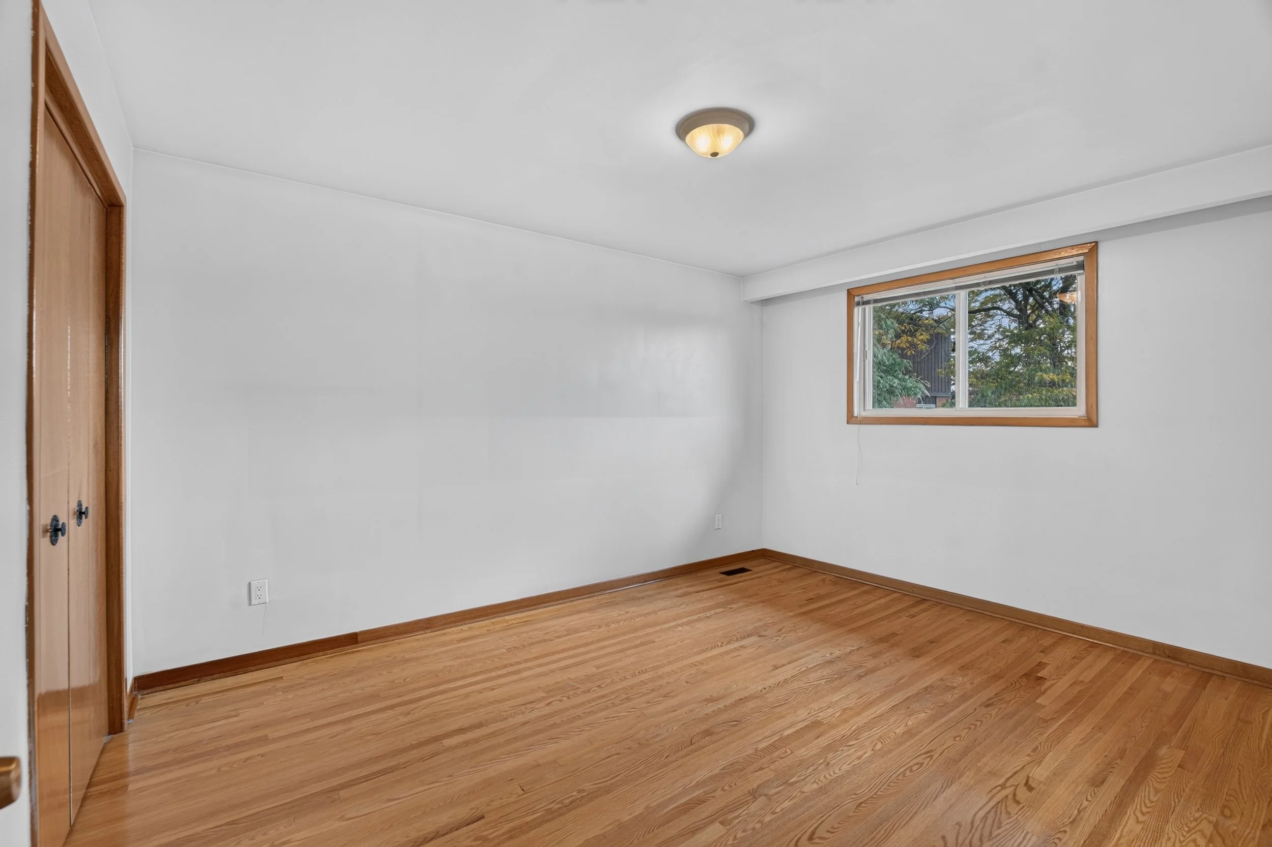 Frameless - 3697 Broomhill Cres - 028.jpg