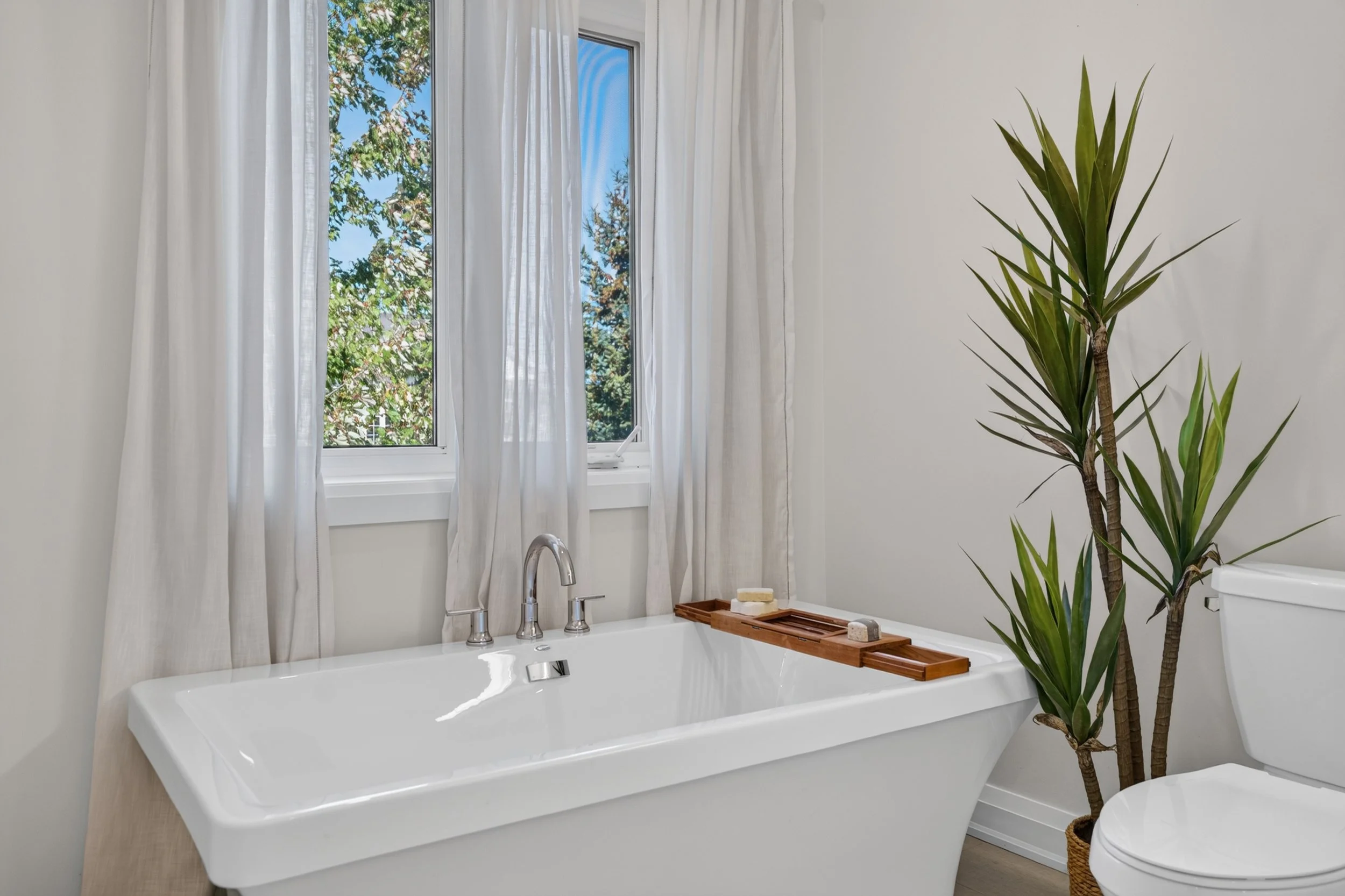 Frameless - 40 Lowther Ave - 050.jpg