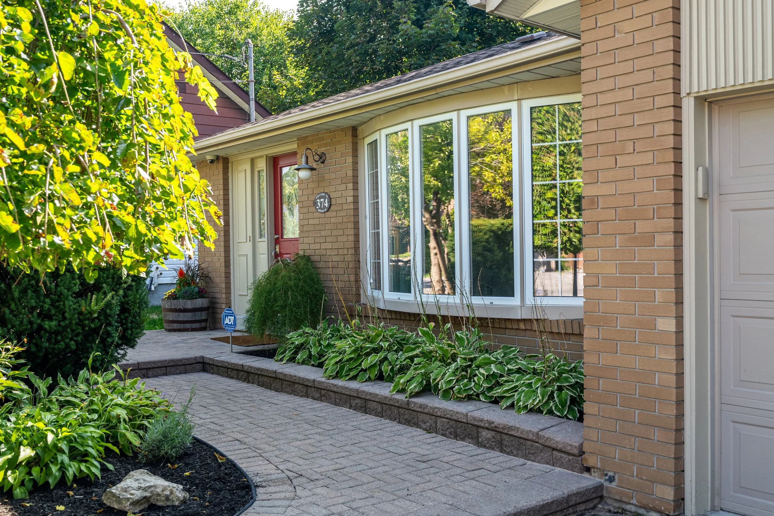 Frameless - 374 Boyer St - 004.jpg