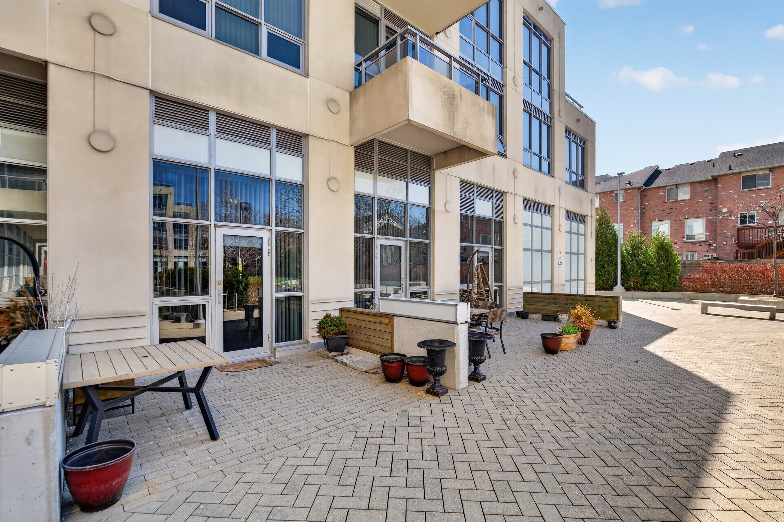 Frameless - 9199 Yonge St Unit 102SE - 032.jpg