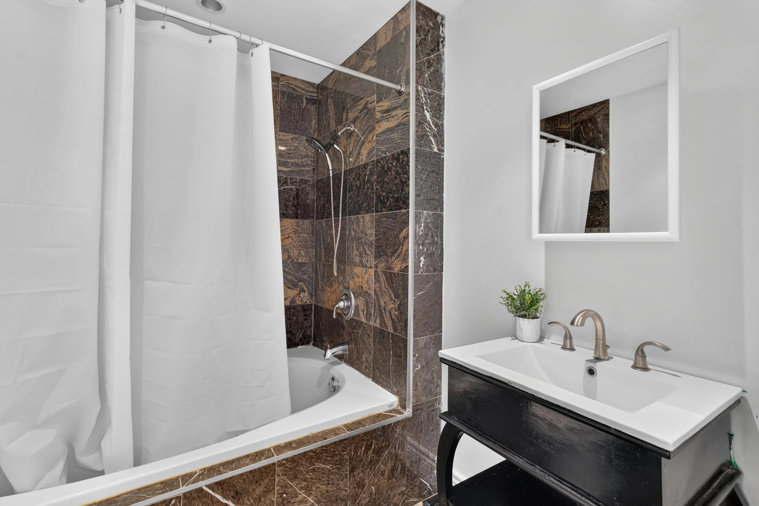 Frameless - 14 Mullis Cres - 024.jpg
