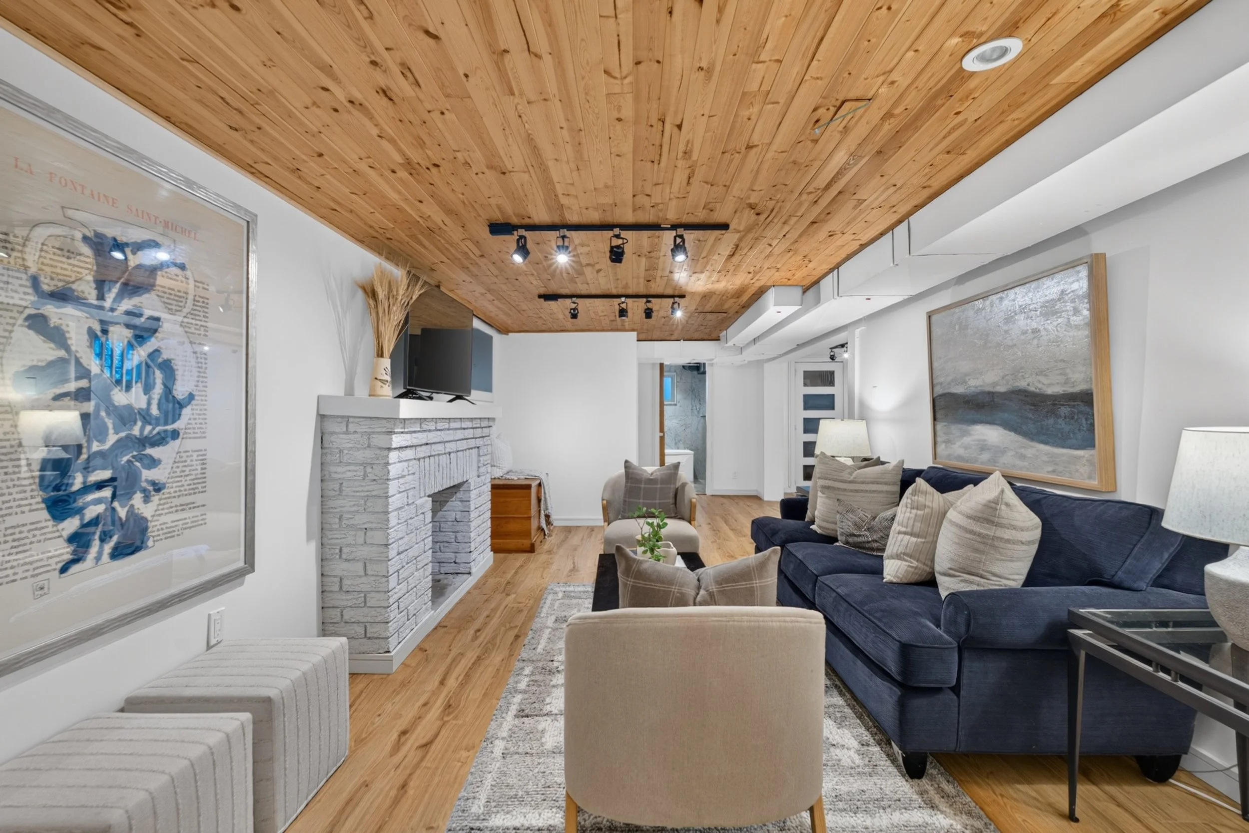 Frameless - 521 Sutherland - 052.jpg