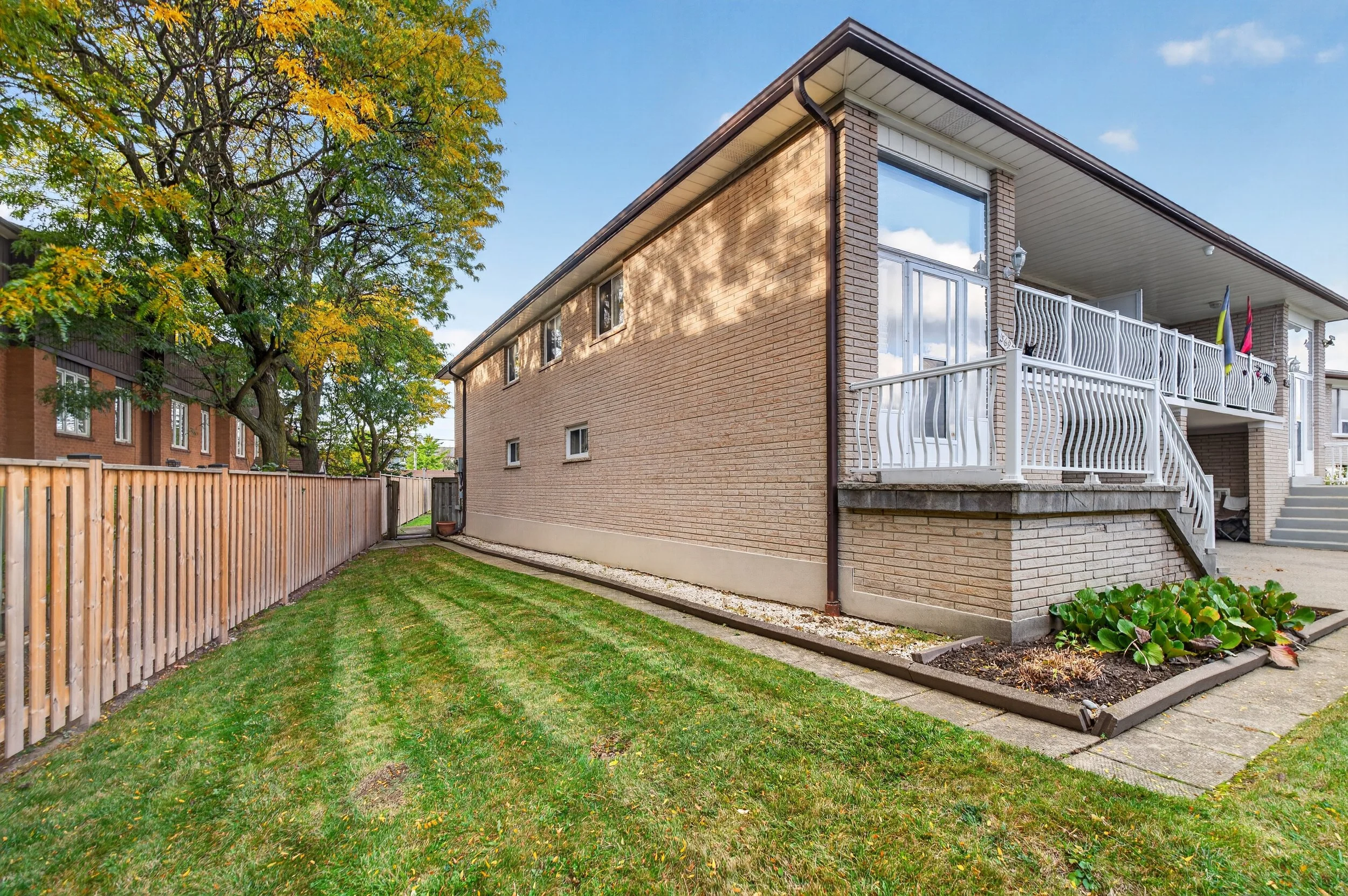 Frameless - 3697 Broomhill Cres - 052.jpg