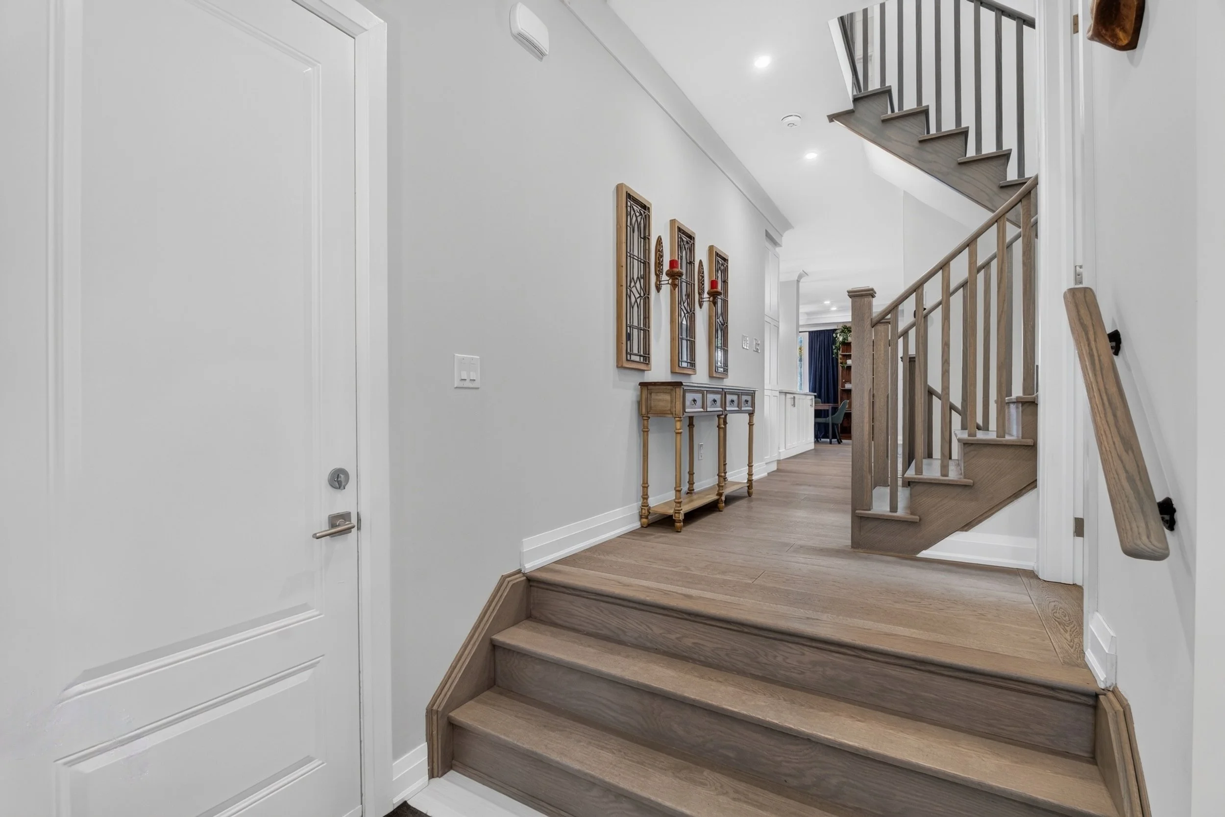 Frameless - 40 Lowther Ave - 008.jpg