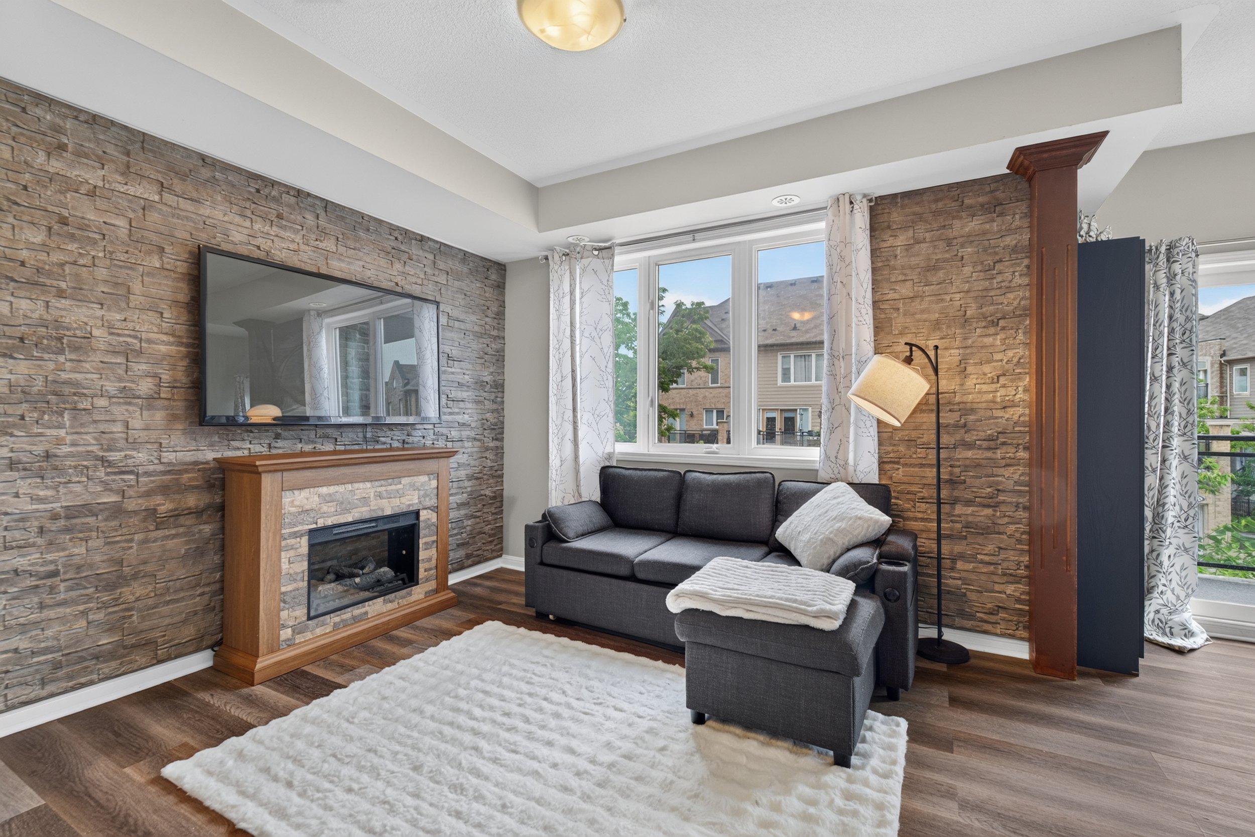 Frameless - 3075 Thomas St - 018.jpg