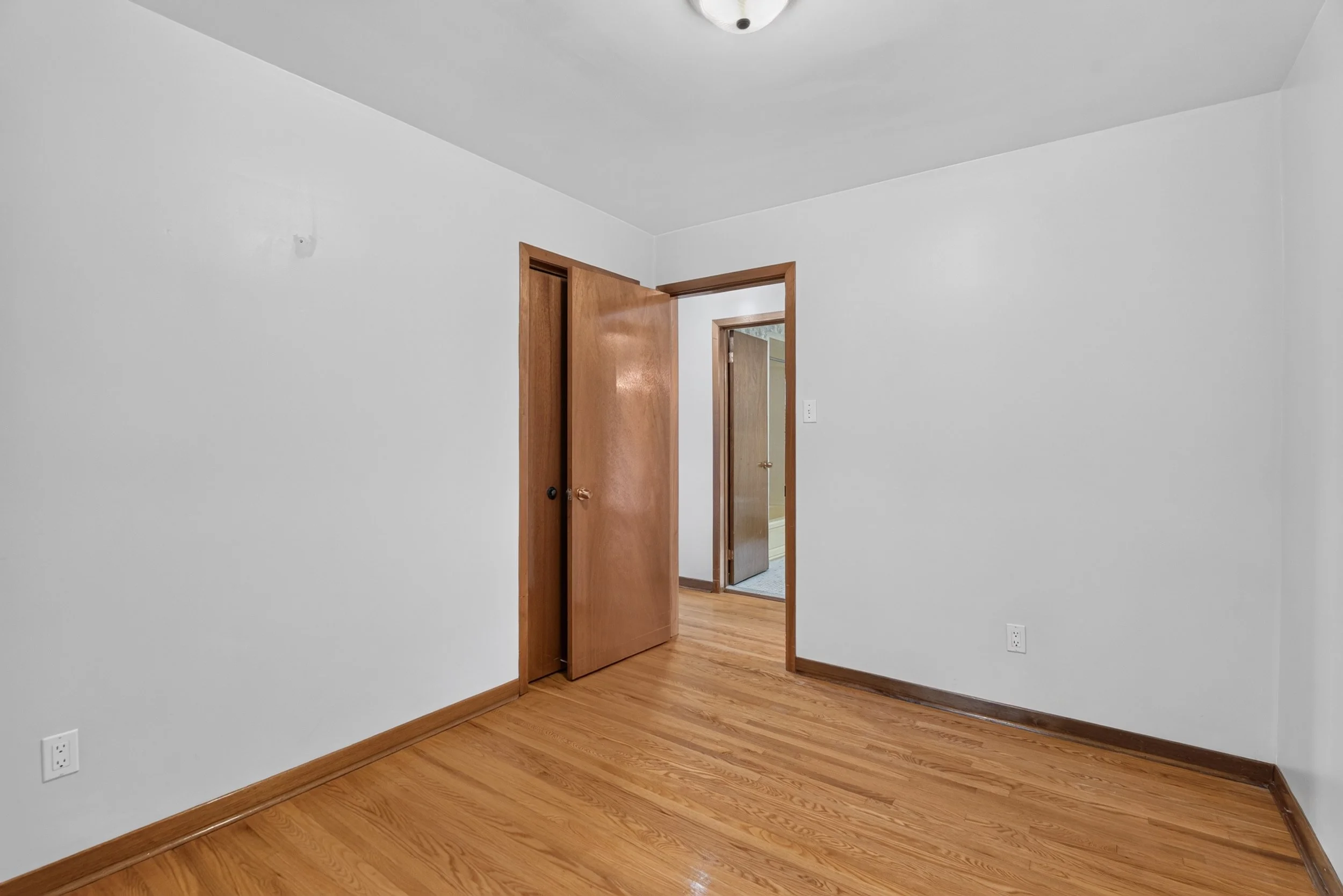 Frameless - 3697 Broomhill Cres - 035.jpg
