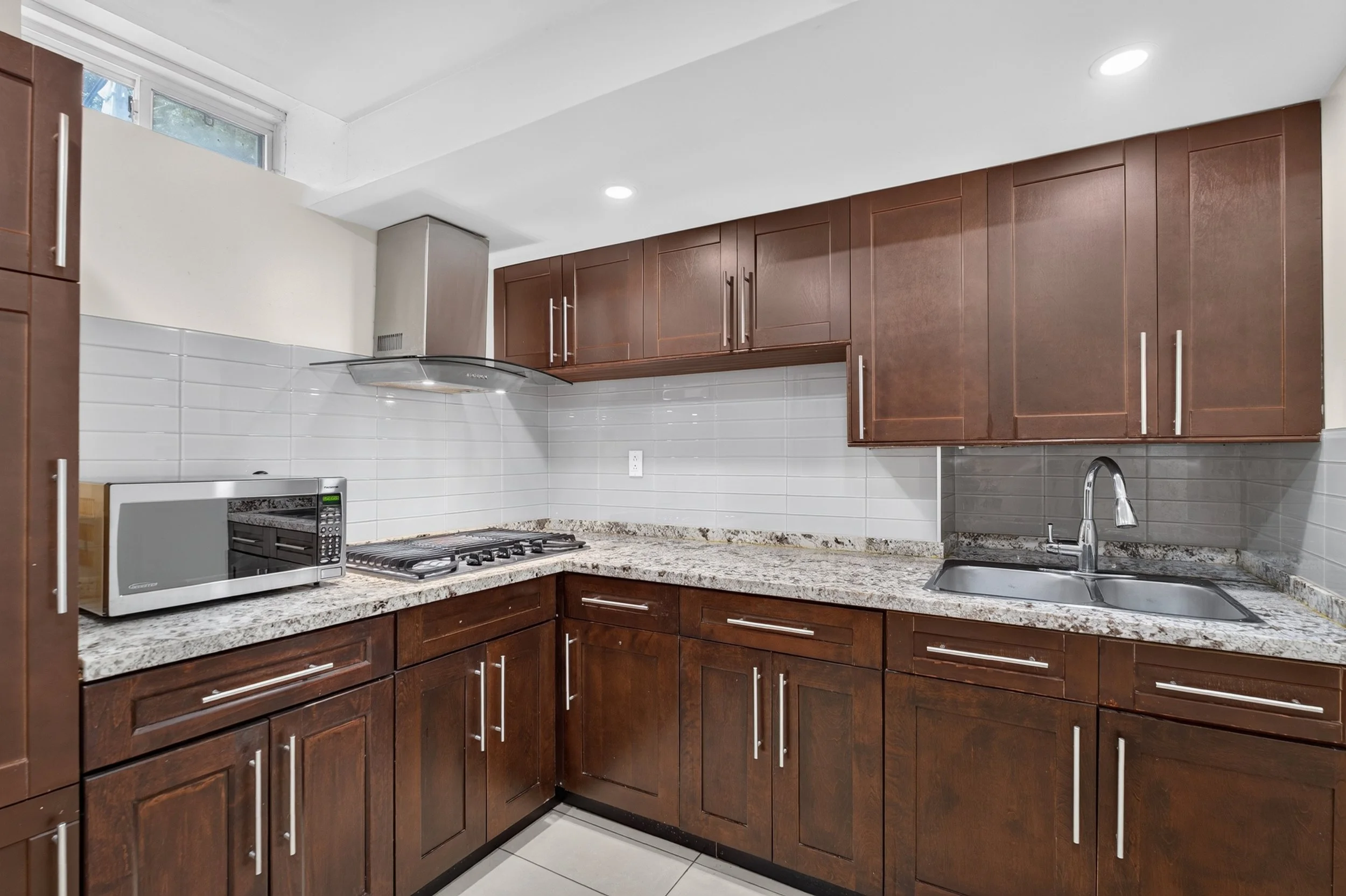 Frameless - 106 Wood Rim Dr - 059.jpg