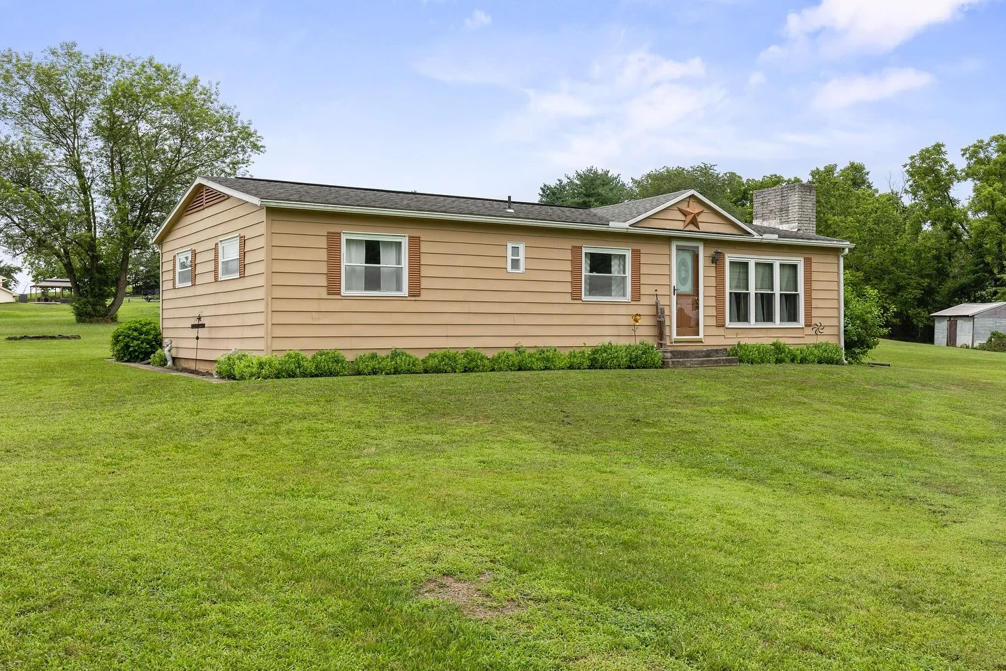 💥Introducing my newest listing at 118 Oak Hill Road, Carlisle, PA 17015 🏡

Welcome to 118 Oak Hill Road&mdash;a charming ranch-style home nestled on 1.22 acres with beautiful country views. This property offers three bedrooms, one full bathroom, an
