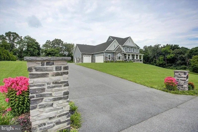 Dreaming of a home upgrade? Here&rsquo;s the one you&rsquo;ve been searching for! 🤩  🏡 Welcome to 161 Lindman Drive, Chambersburg, PA ✨ Custom-built luxury home on 2 acres!
* Grand open-concept living with 9-ft ceilings &amp; 20-ft great room ceili