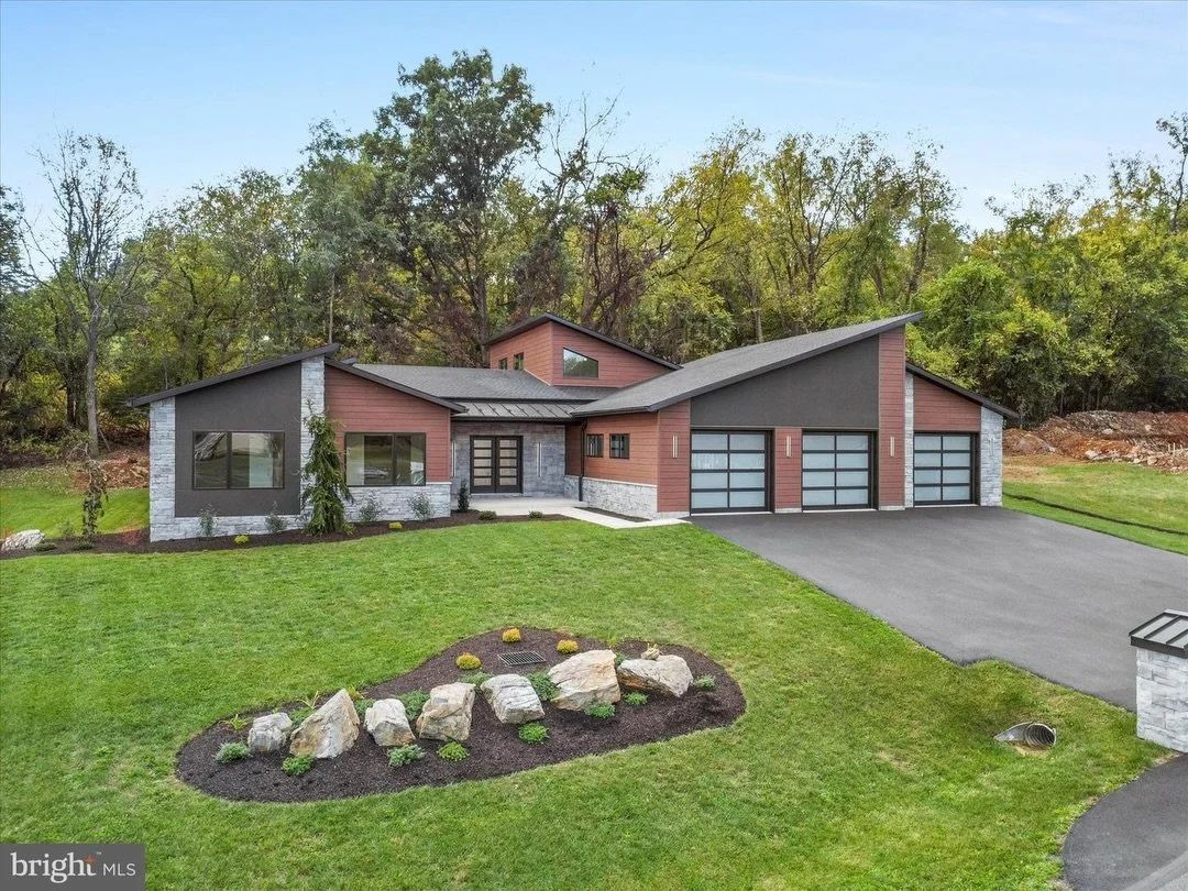 Check out this beautiful luxury style home for sale in Chambersburg, PA 🏡👀

Step inside this stunning upgraded ranch home featuring an open floor plan, soaring ceilings, and oversized windows that fill the space with natural light. Enjoy rich Brazi