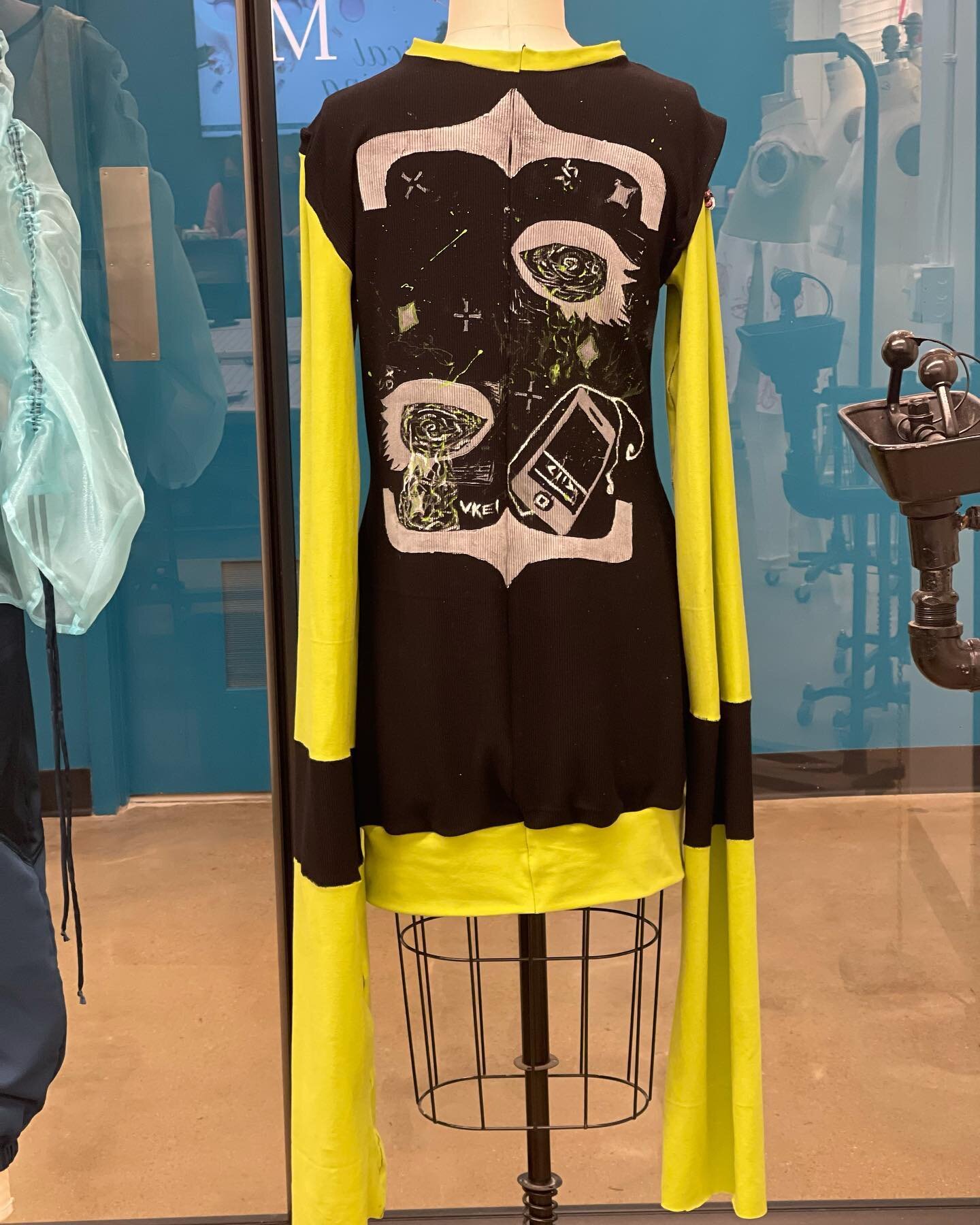 🖤💚No hands. Only impractically long sleeves💚🖤
.
Finished up my dress for my knitwear class and it came out really funky looking and I love it. Shout out to @chloeledescreative for being a block print god and helping me out. #omorecollege